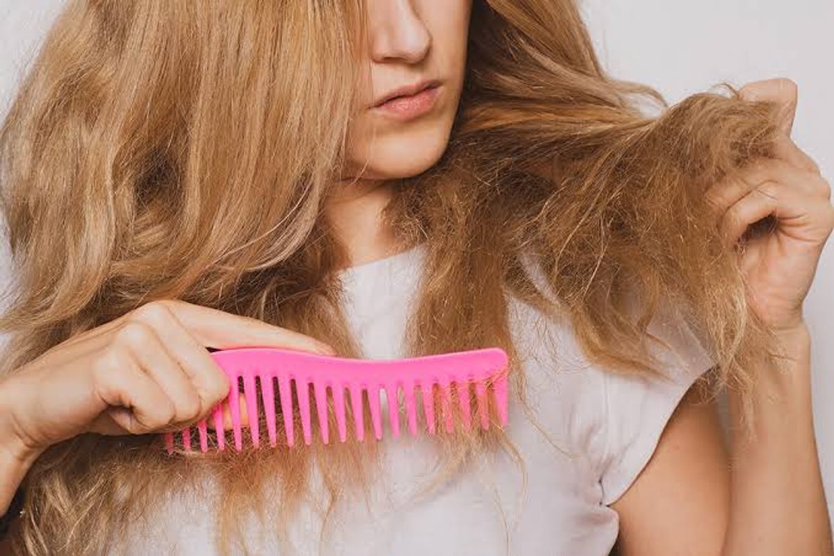 Tình trạng tóc yếu dễ gãy rụng