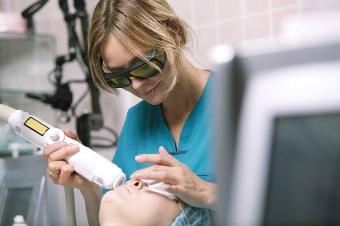 Điều trị mụn nội tiết bằng phương pháp laser