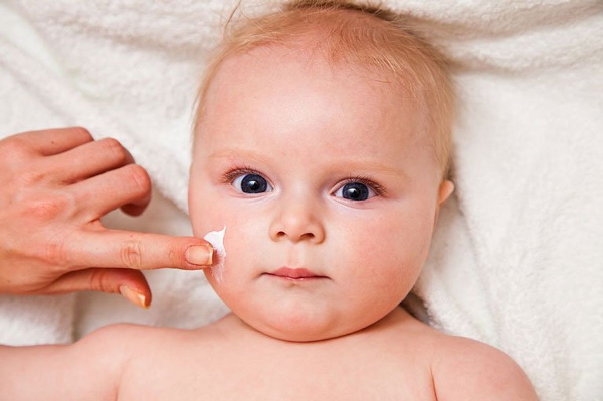 Dưỡng ẩm thường xuyên đối với trẻ viêm da cơ địa