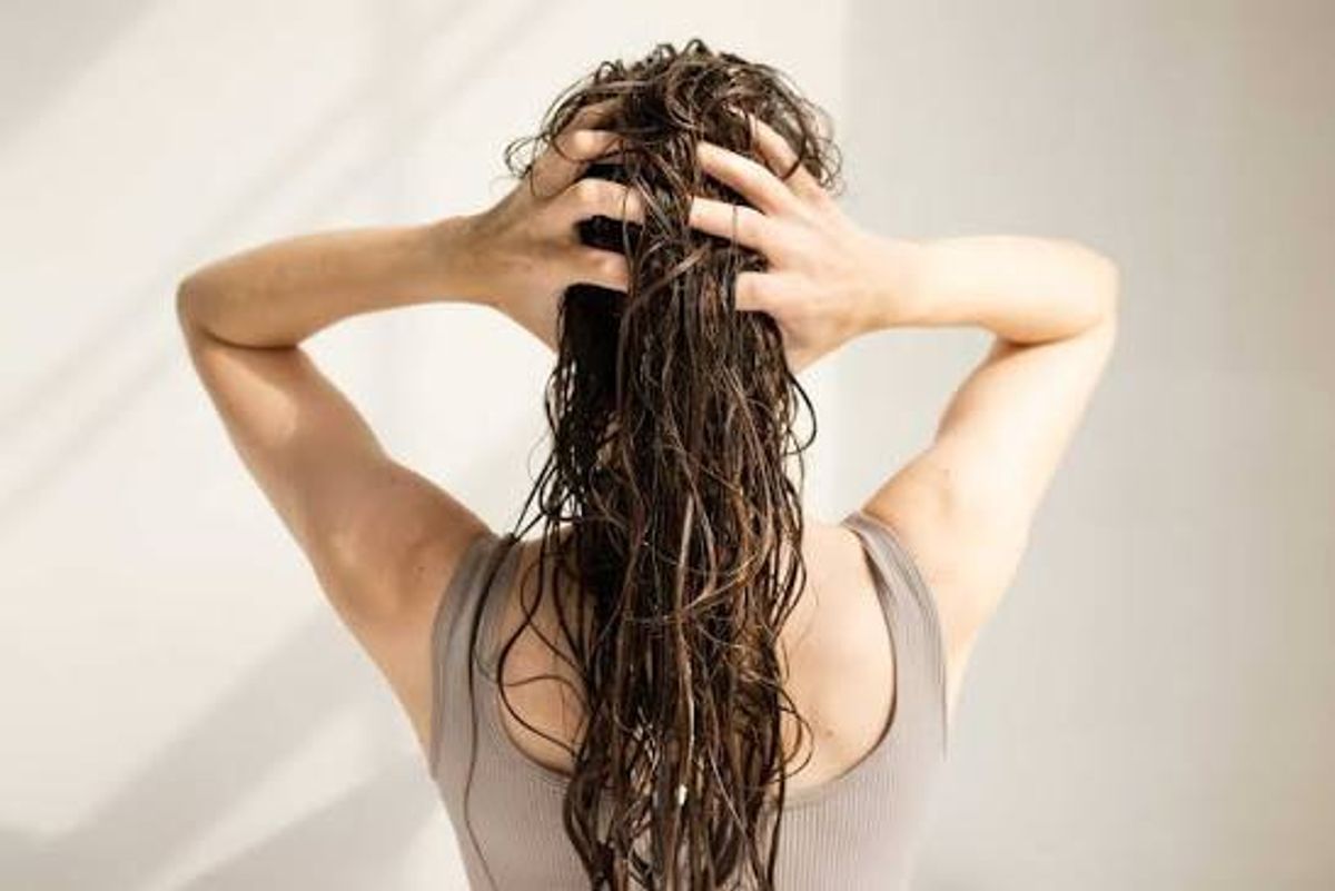 Massage da đầu nhẹ nhàng 