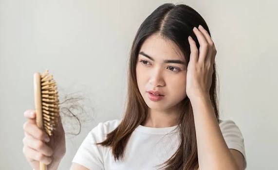 Thiếu vitamin gây rụng tóc