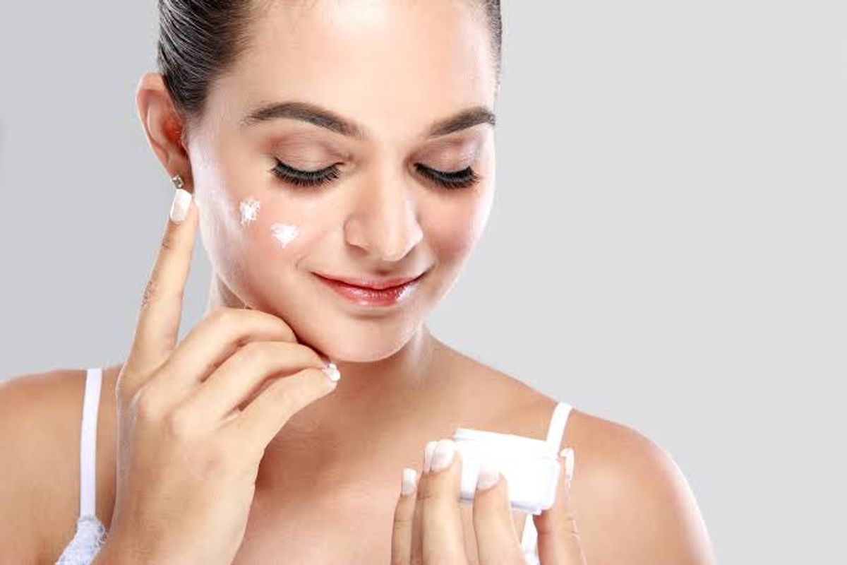 Chăm sóc da bằng kem dưỡng ẩm 