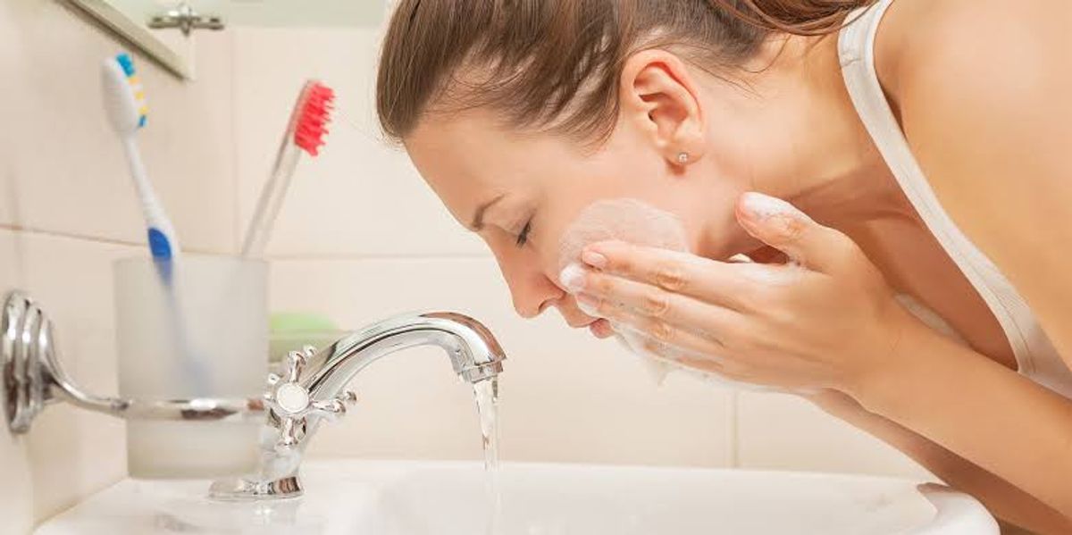 Không làm sạch da mặt khiến da bị kích ứng 