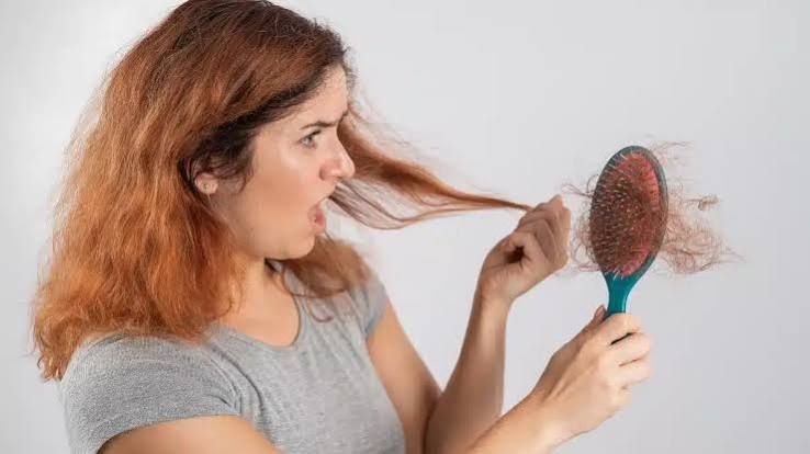 Rụng tóc từng nắm sau khi chải đầu bằng lược