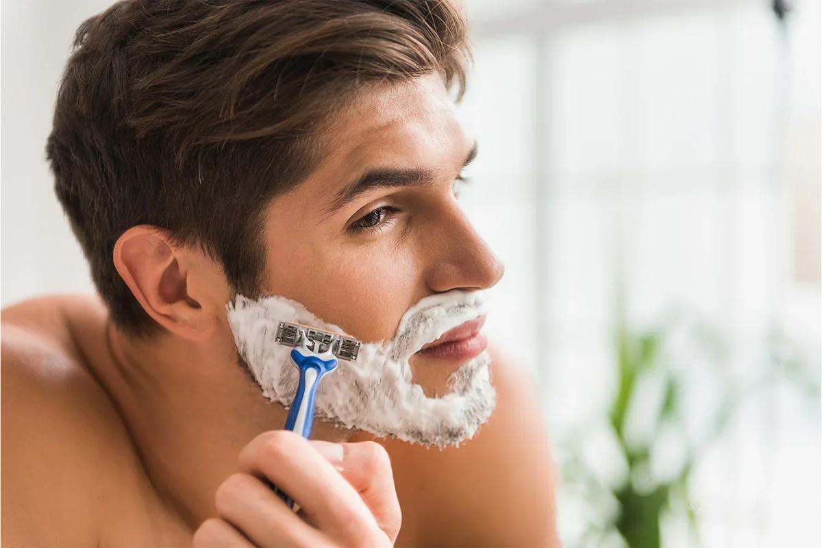 Cạo râu không đúng cách khiến tình trạng mụn nặng thêm