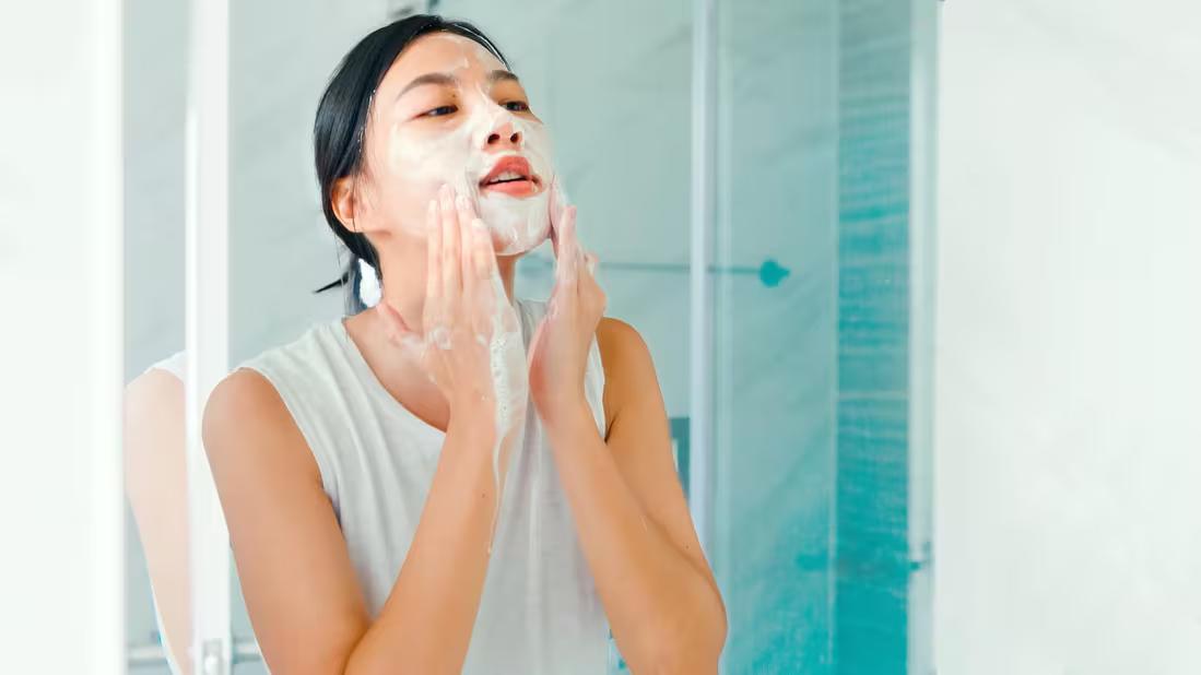Làm sạch da mặt đúng cách và nhẹ nhàng