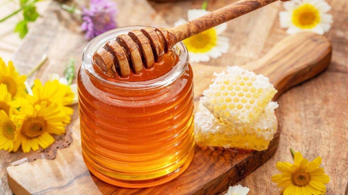 Điều trị mụn lưng bằng mật ong 