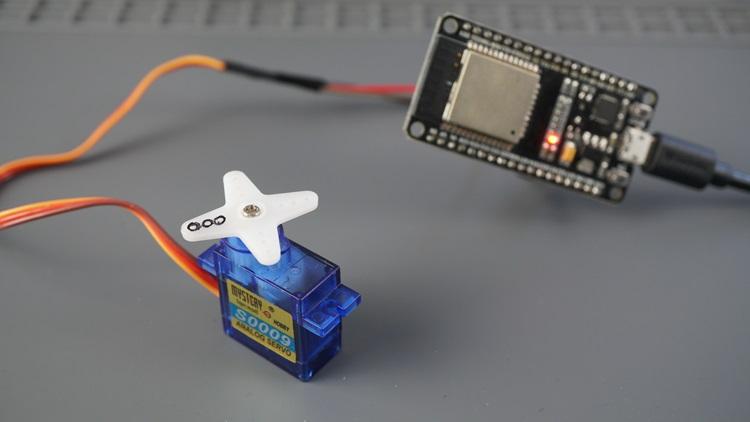 Ovládání servo motoru pomocí ESP32 (Arduino IDE)