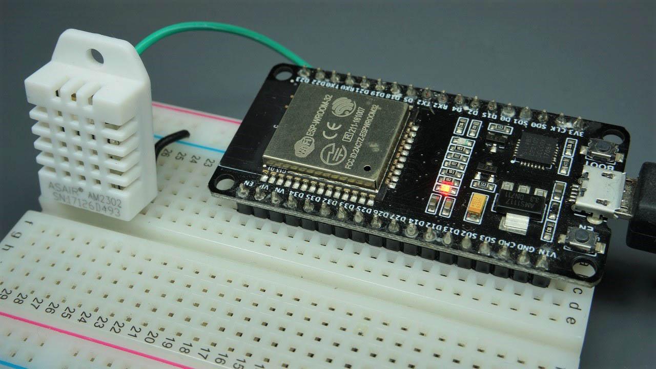 ESP32 + DHT11 / DHT22: měření teploty a vlhkosti v Arduino IDE (kompletní návod)