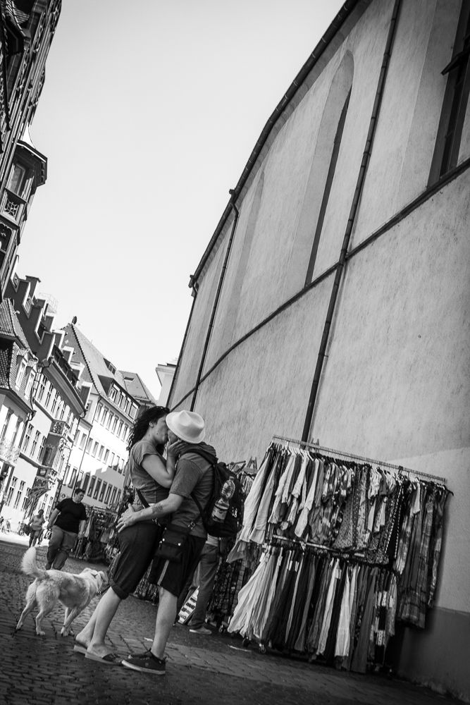 Baiser sur la place de l'église, Allemagne