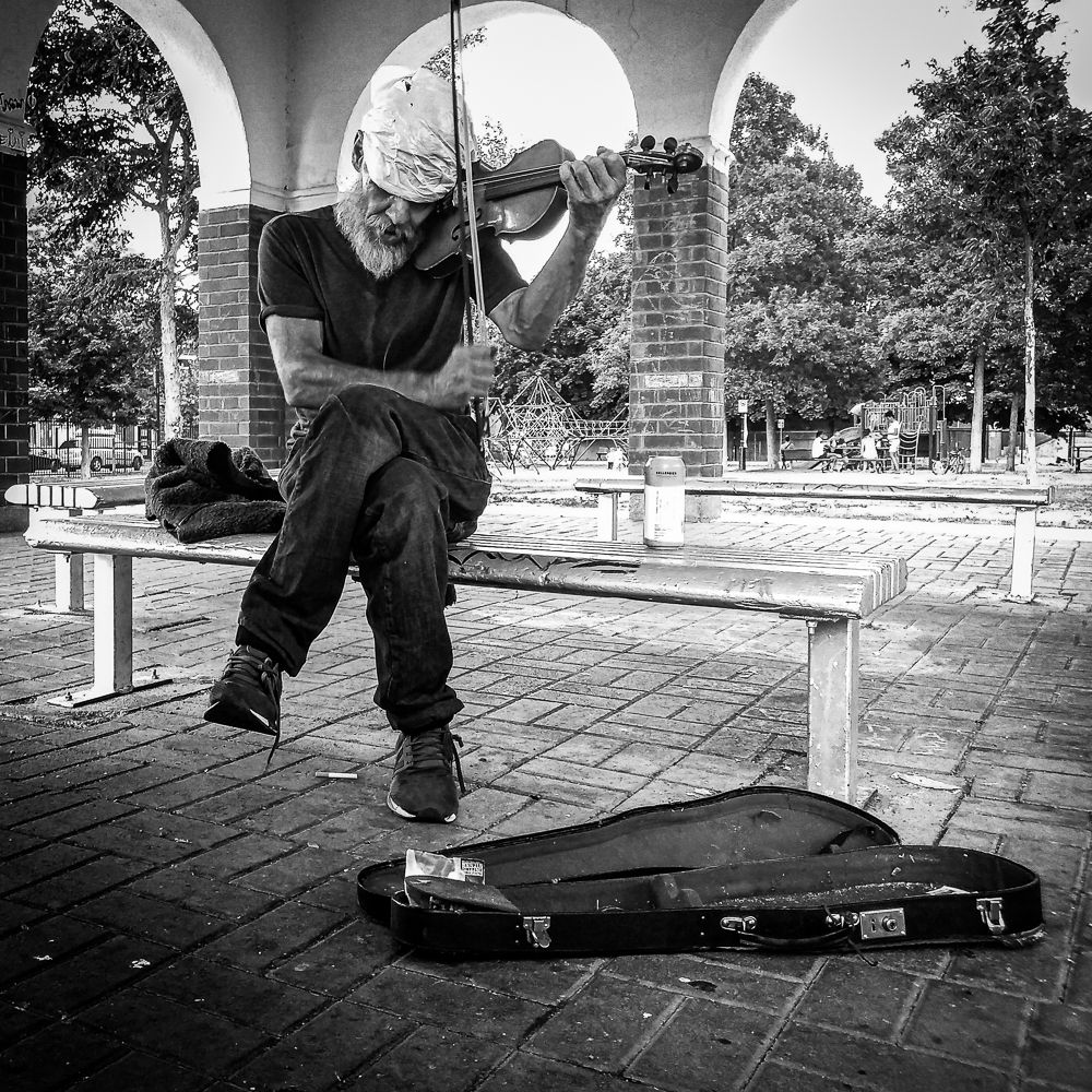 Violoniste au parc, Montréal