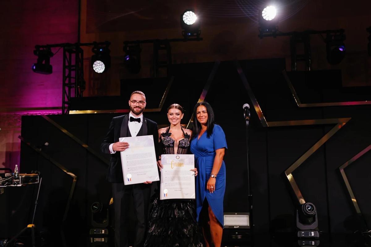Diana Hetun and Taras Lavrovskyi receiving certificates on stage