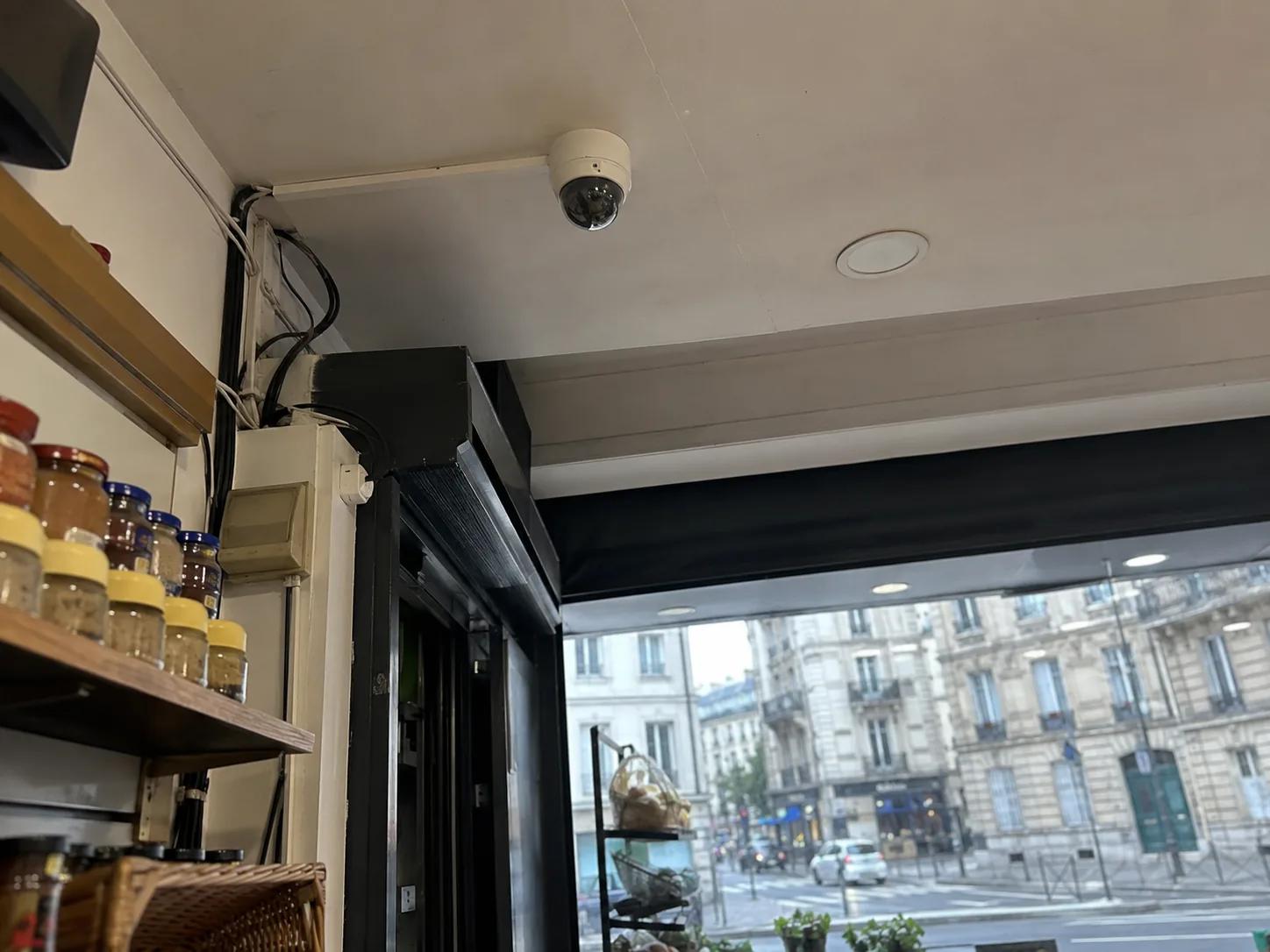 Caméra de surveillance commerce à Paris : caisse, réserve, vitrine et conformité
