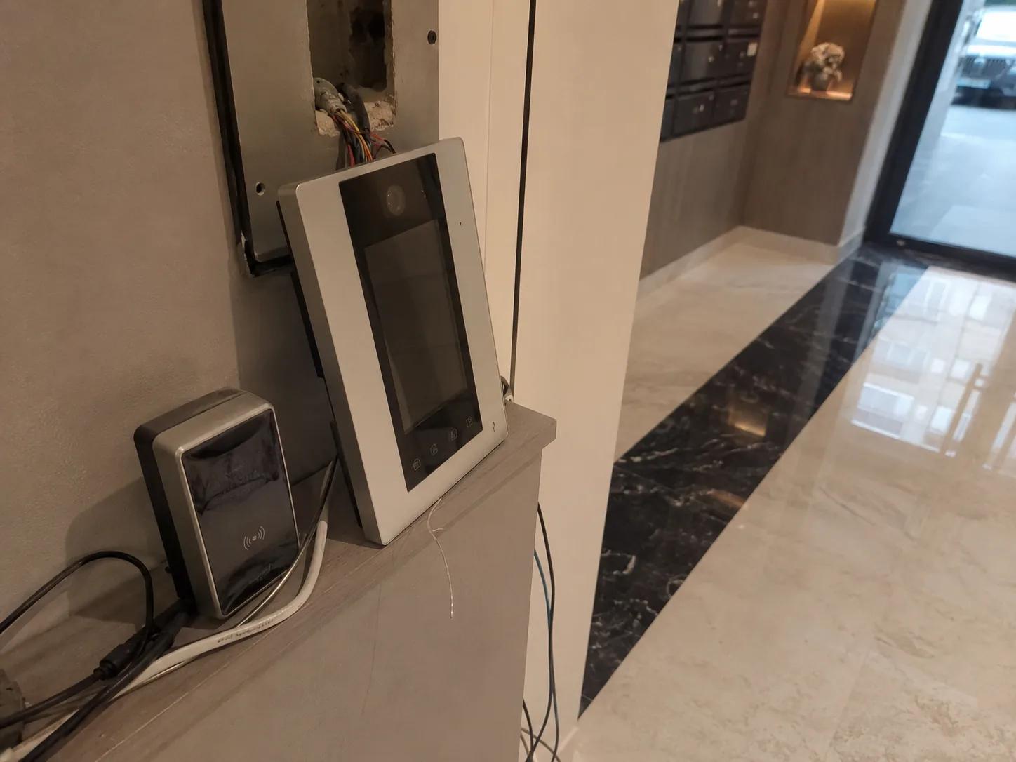 Interphone vidéo et contrôle d'accès pour résidence de luxe à Neuilly-sur-Seine