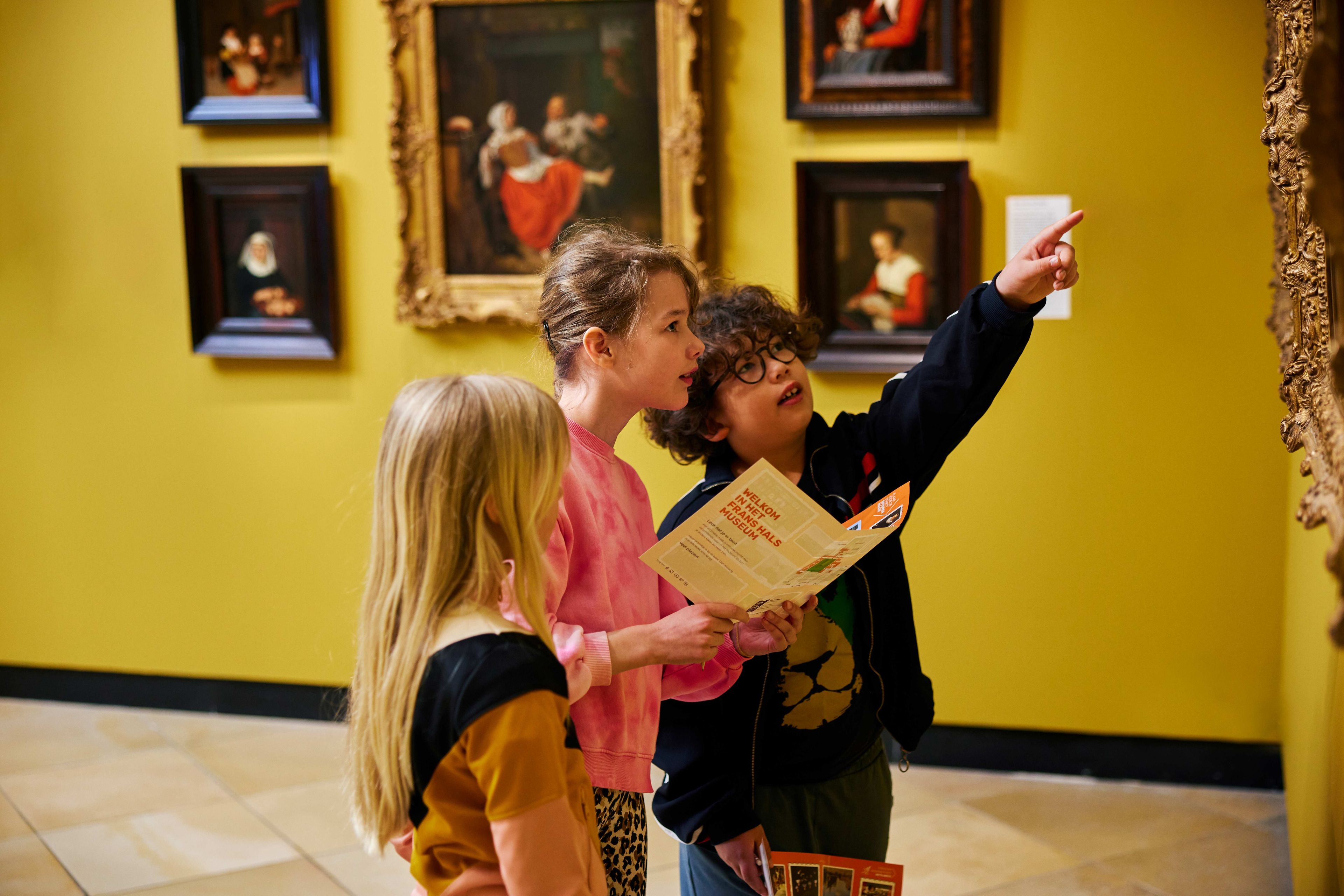 Drie kinderen doen de speurtocht en gaan op zoek naar schilderijen in het Frans Hals Museum.