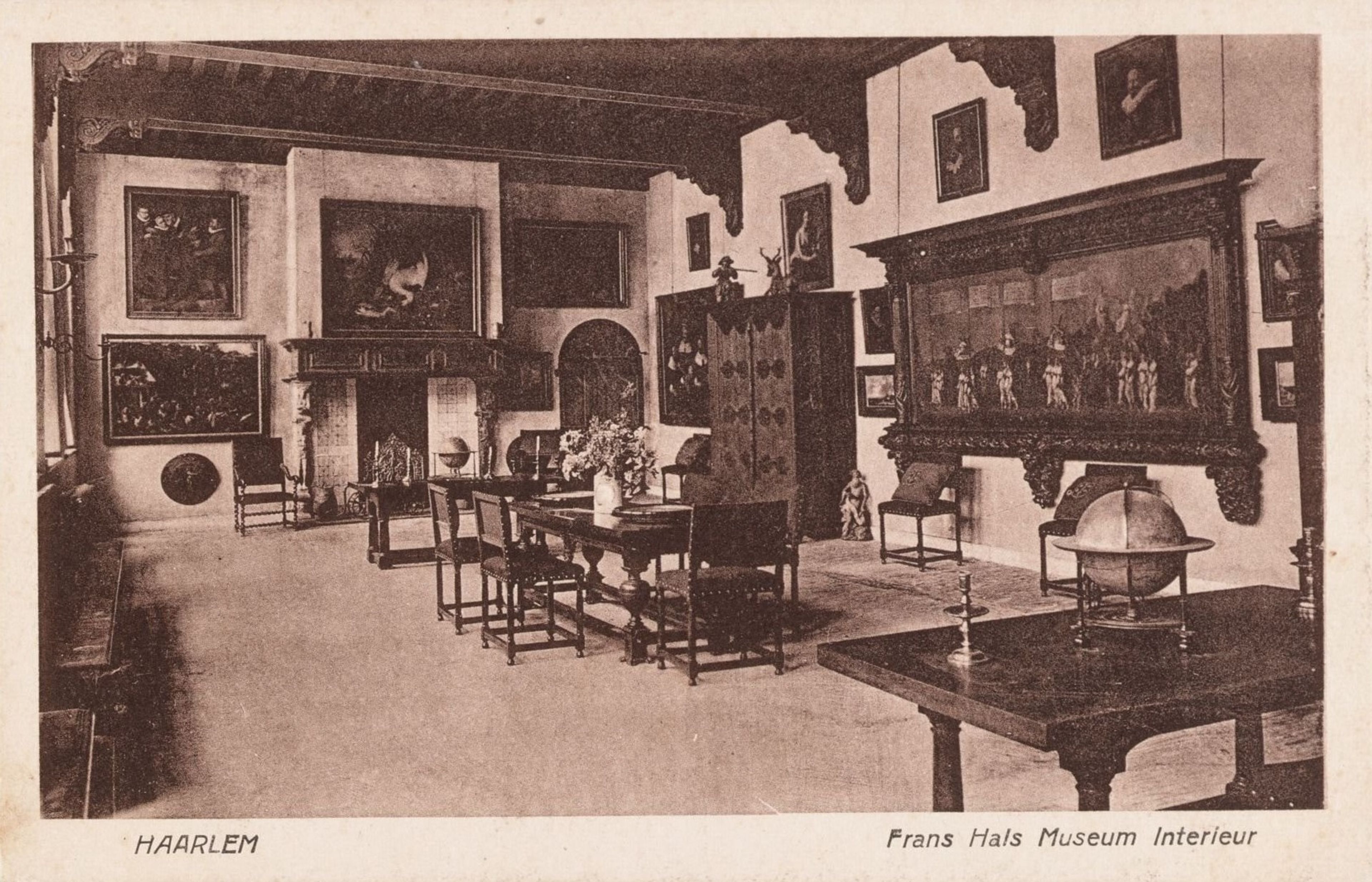 Interieur Frans Hals Museum in de 20ste eeuw.