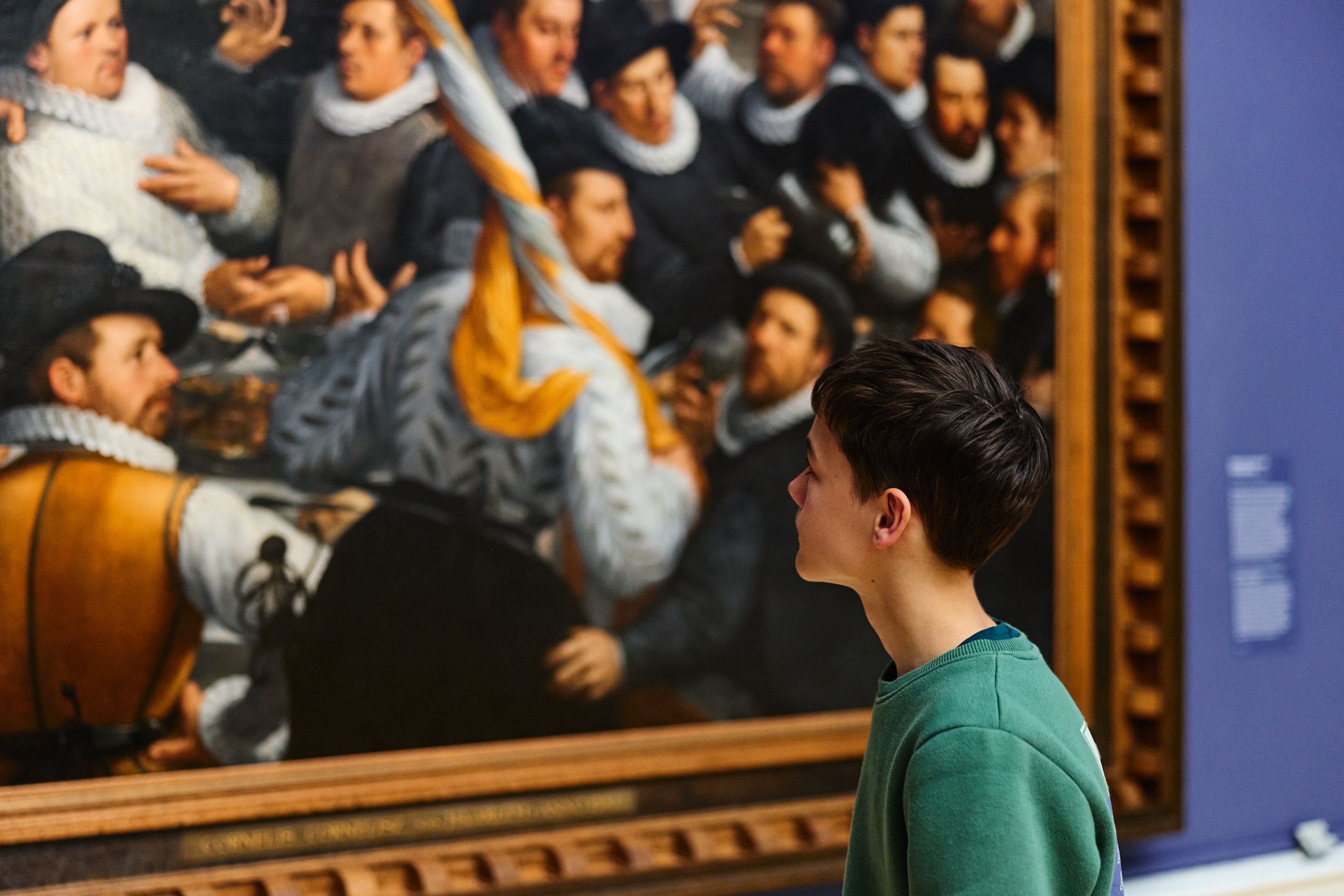 Jongen bekijkt schilderij in Frans Hals Museum