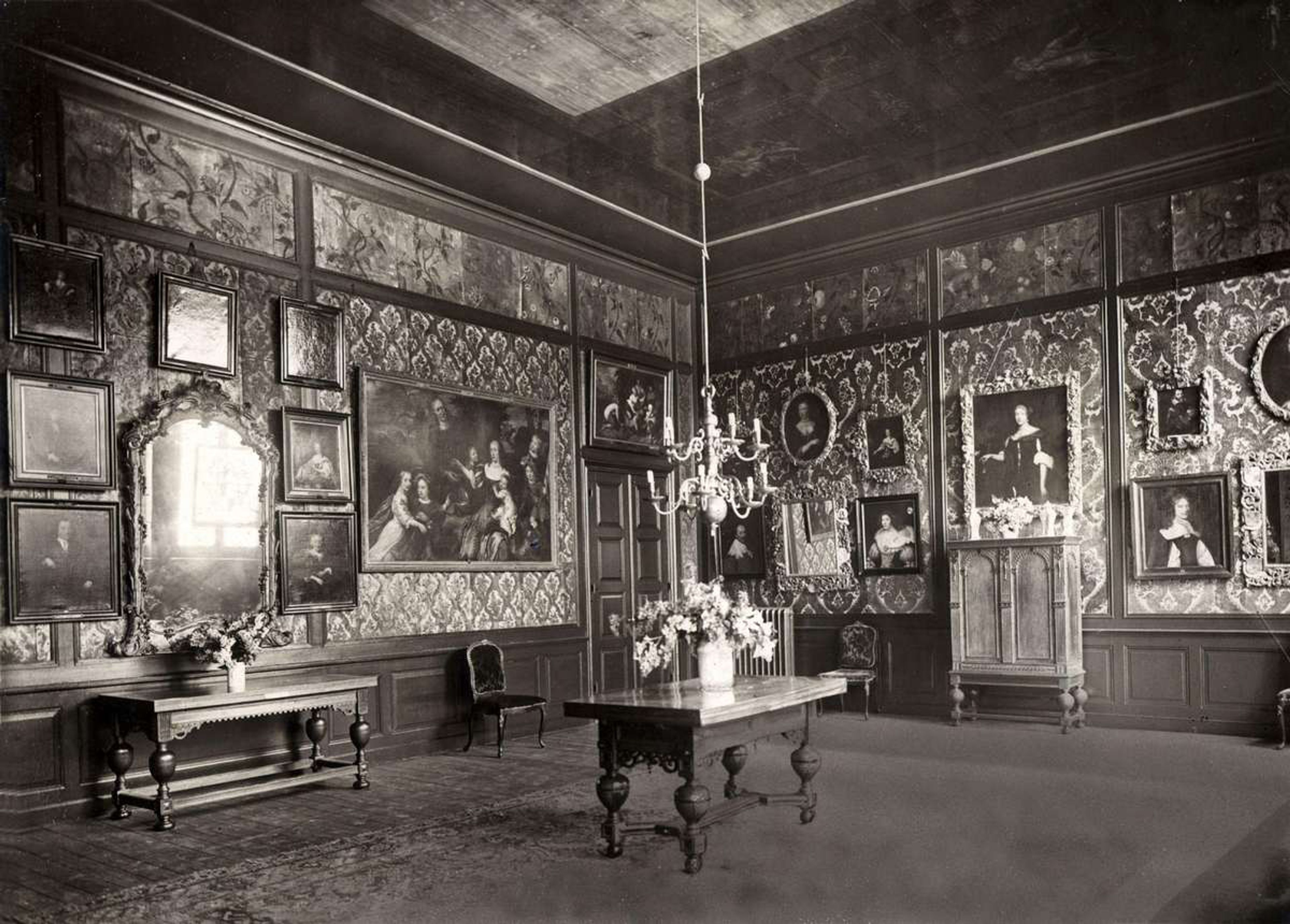 Interieur Frans Hals Museum Groot Heiligland in de 20ste eeuw, foto van Noord Hollands Archief.