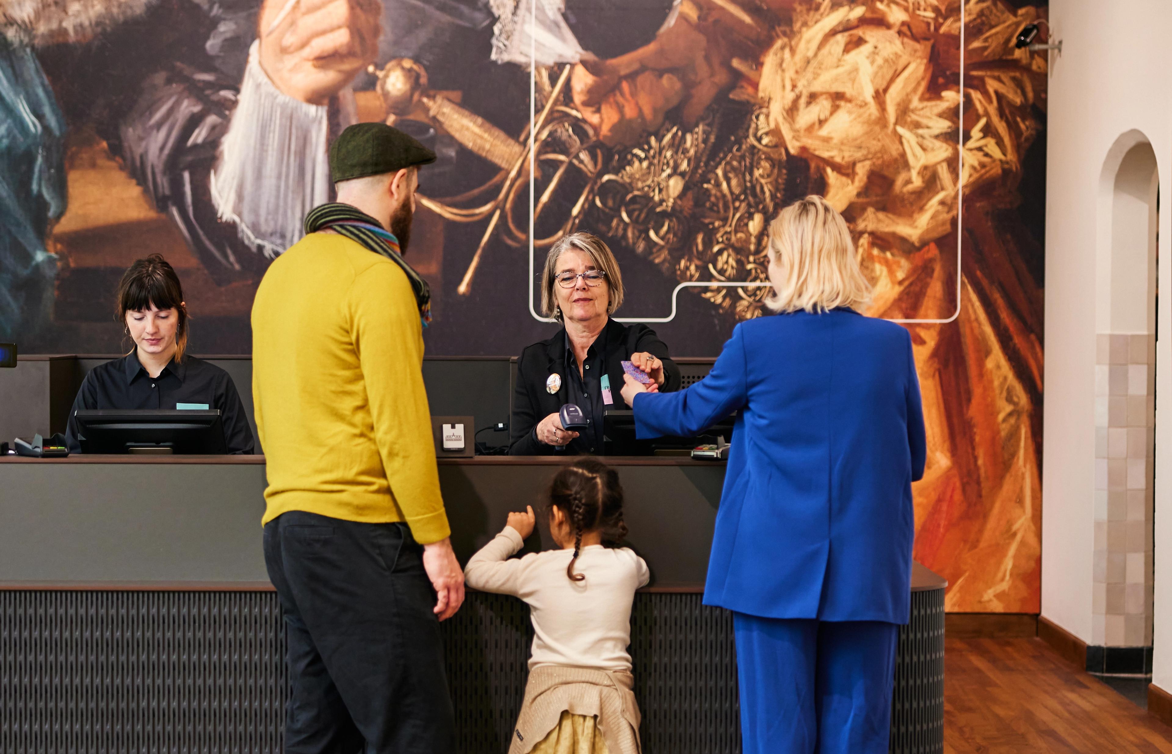 Gezin bij de ontvangstbalie in het Frans Hals Museum