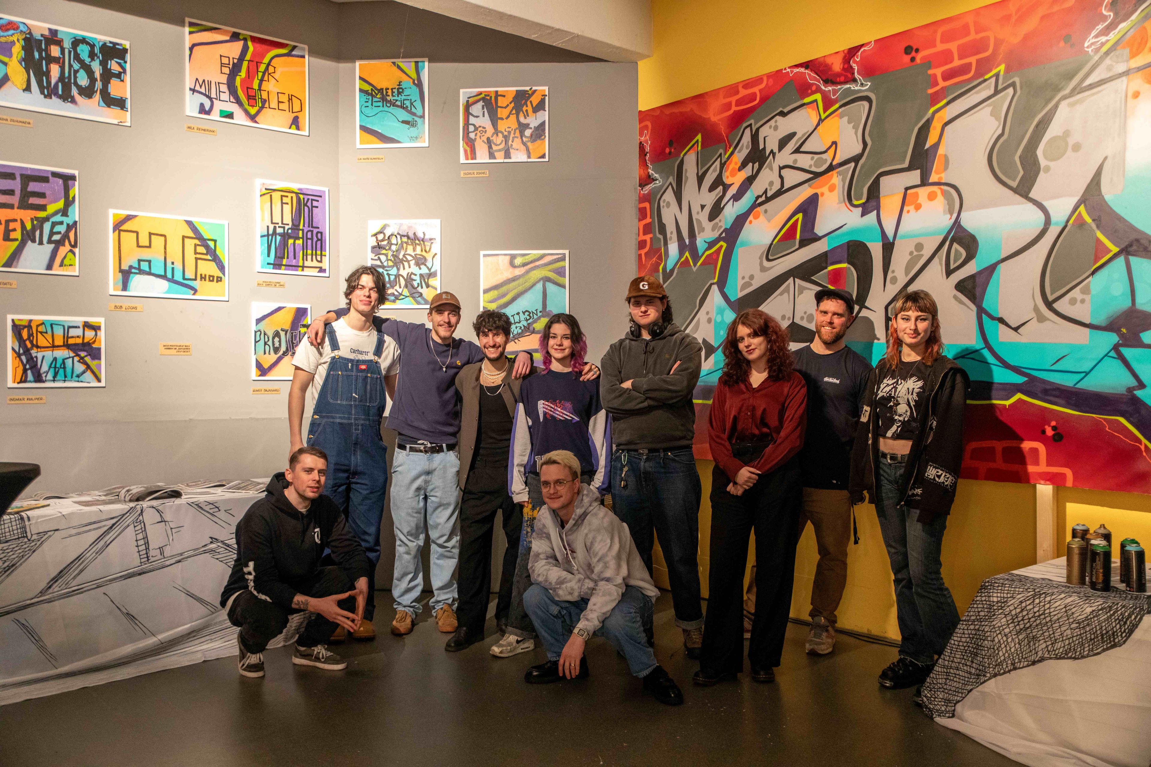 Groepsfoto van de jongeren die mee hebben gedaan aan de tentoonstelling ON THE SPOT - Paik van Schagen