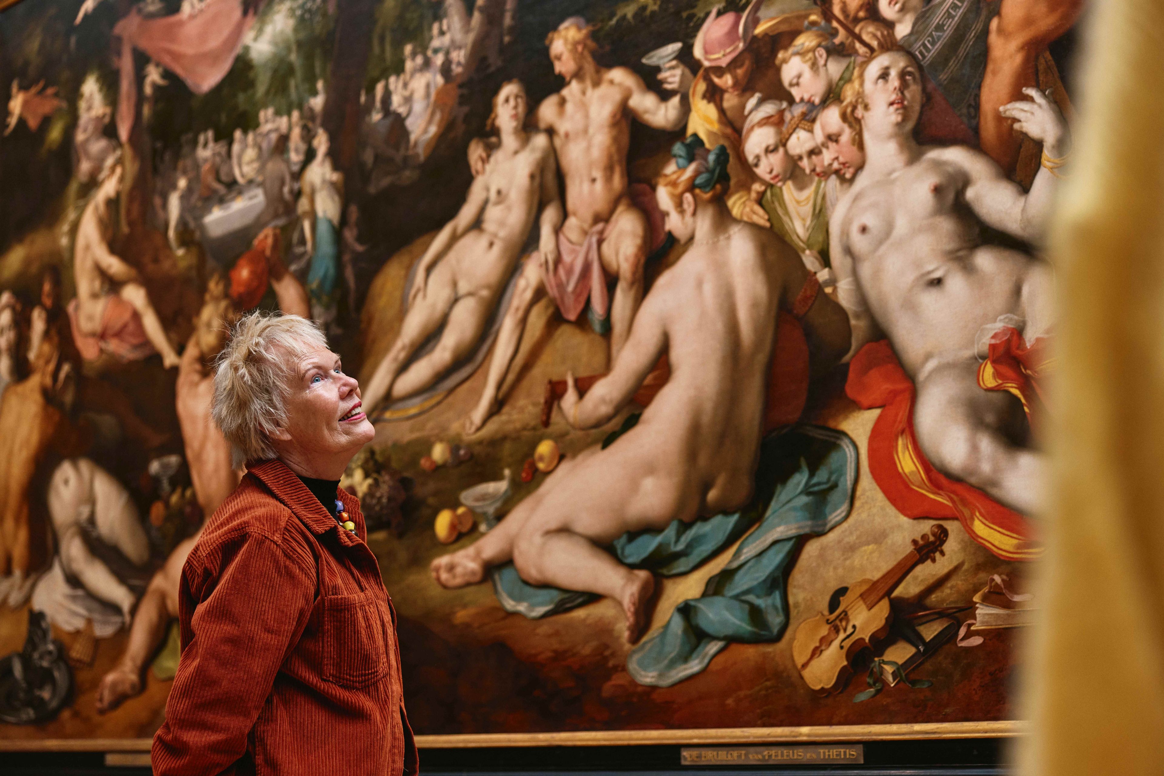 Vrouwelijke bezoeker bekijkt schilderij van Cornelis van Haarlem in het Frans Hals Museum.