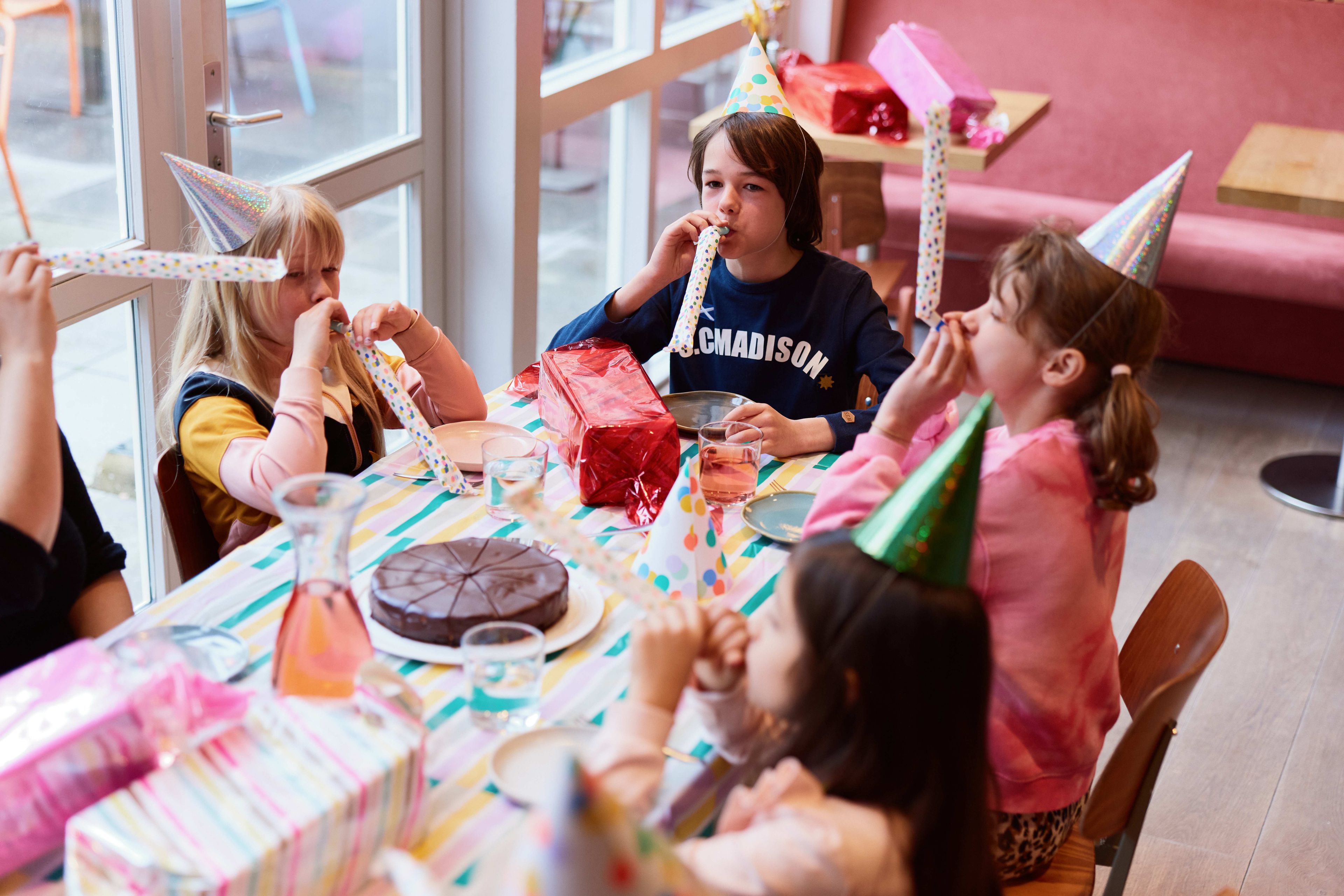 Kinderen vieren een verjaardag in het Frans Hals Museum.