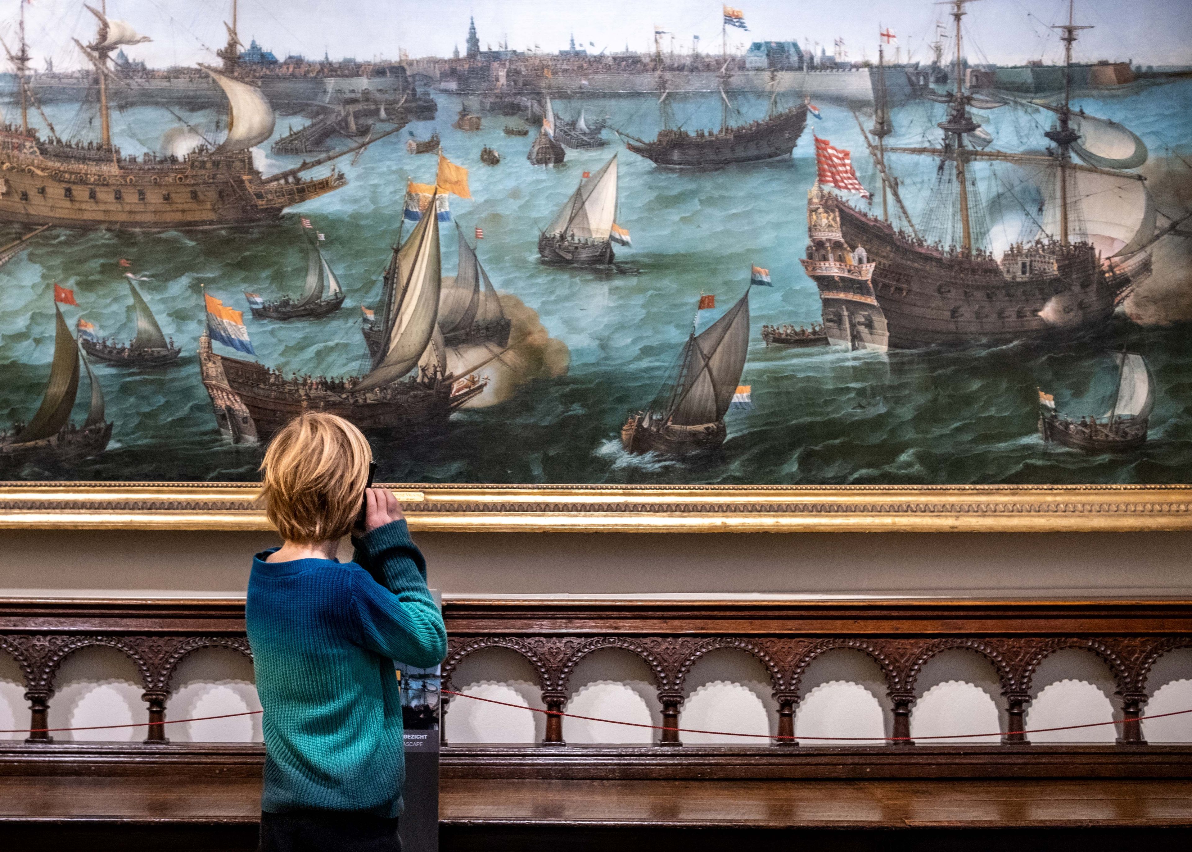 Audiotour Dikke Doe- en Luistertour Kind luistert via de gratis Dikke Doe- en Luistertrour naar het verhaal over het kunstwerk.