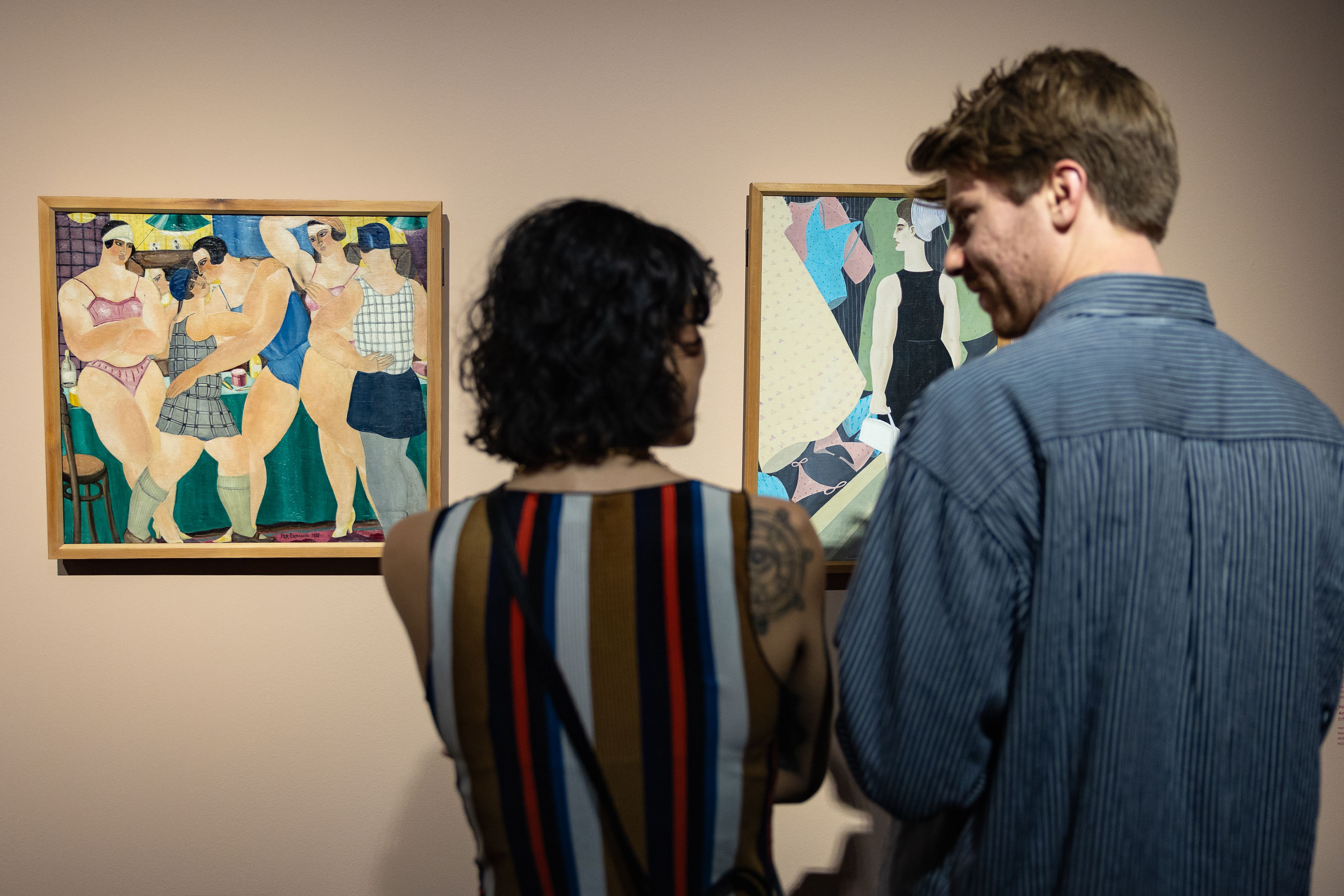 Bezoekers bekijken de kunstwerken van Ferdinand Erfmann tijdens hun bezoek aan tentoonstelling The Art of Drag in het Frans Hals Museum locatie HAL.