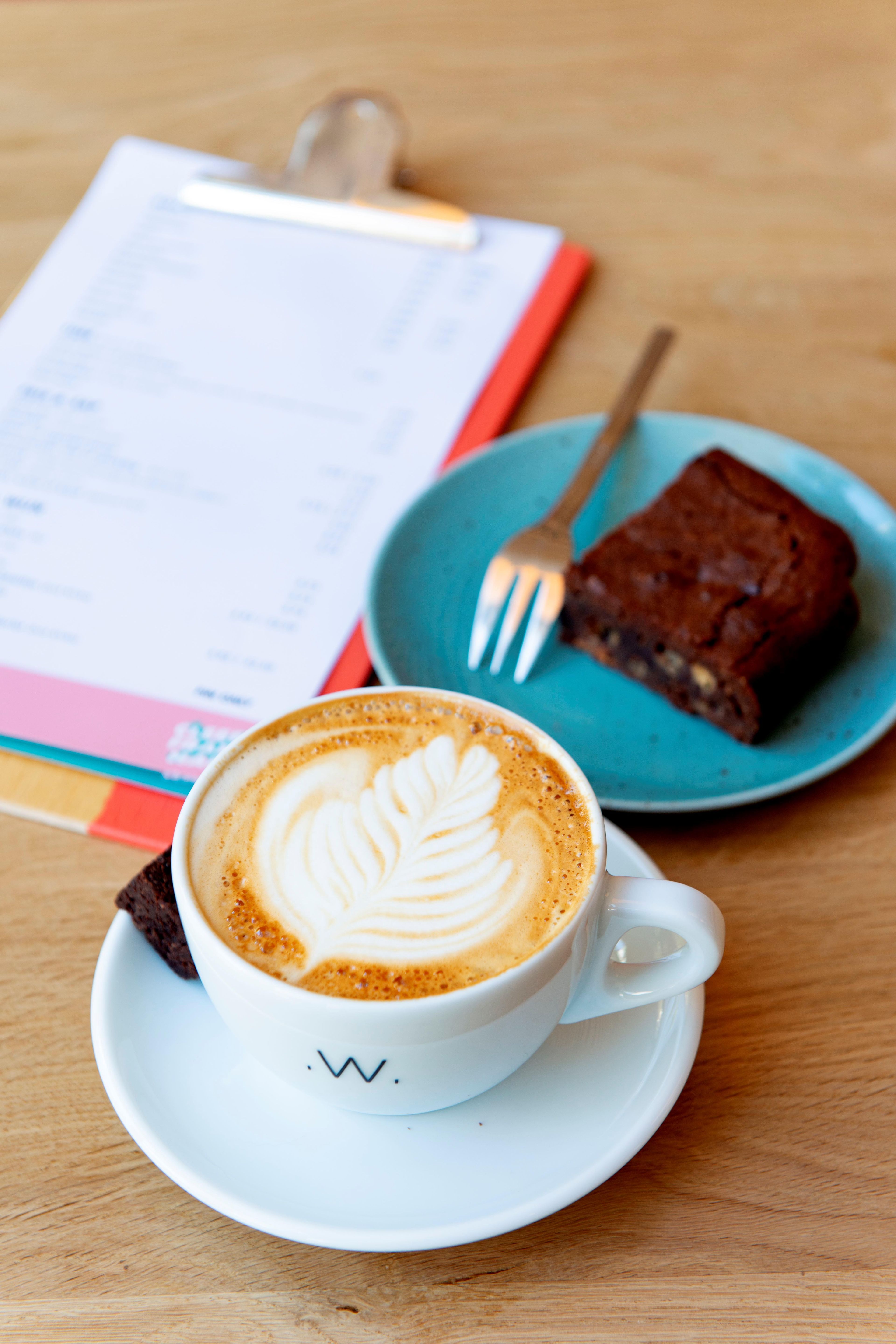 Brownie en koffie in museumcafé Cleeff.