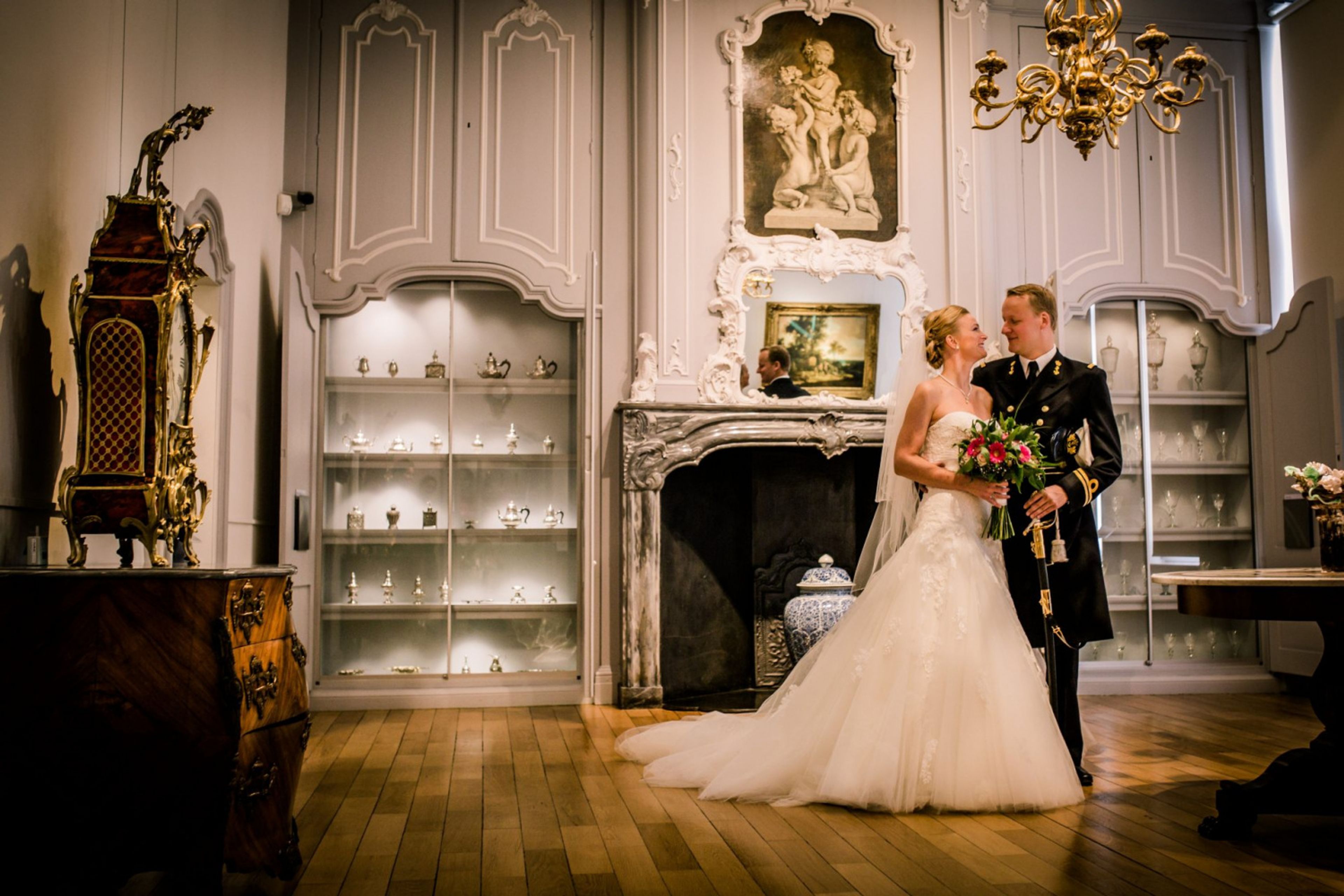 Bruidspaar op zaal tijdens verhuur bruiloft Frans Hals Museum.