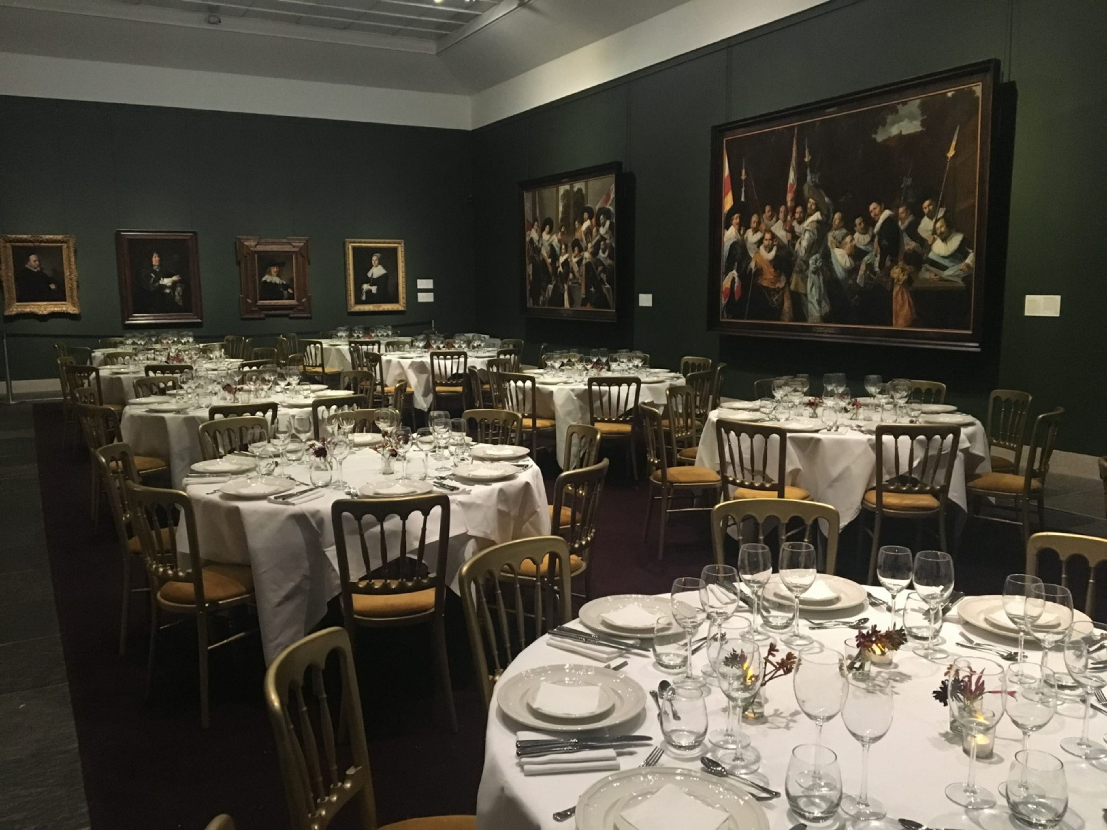 Diner in de schutterszaal van het Frans Hals Museum.