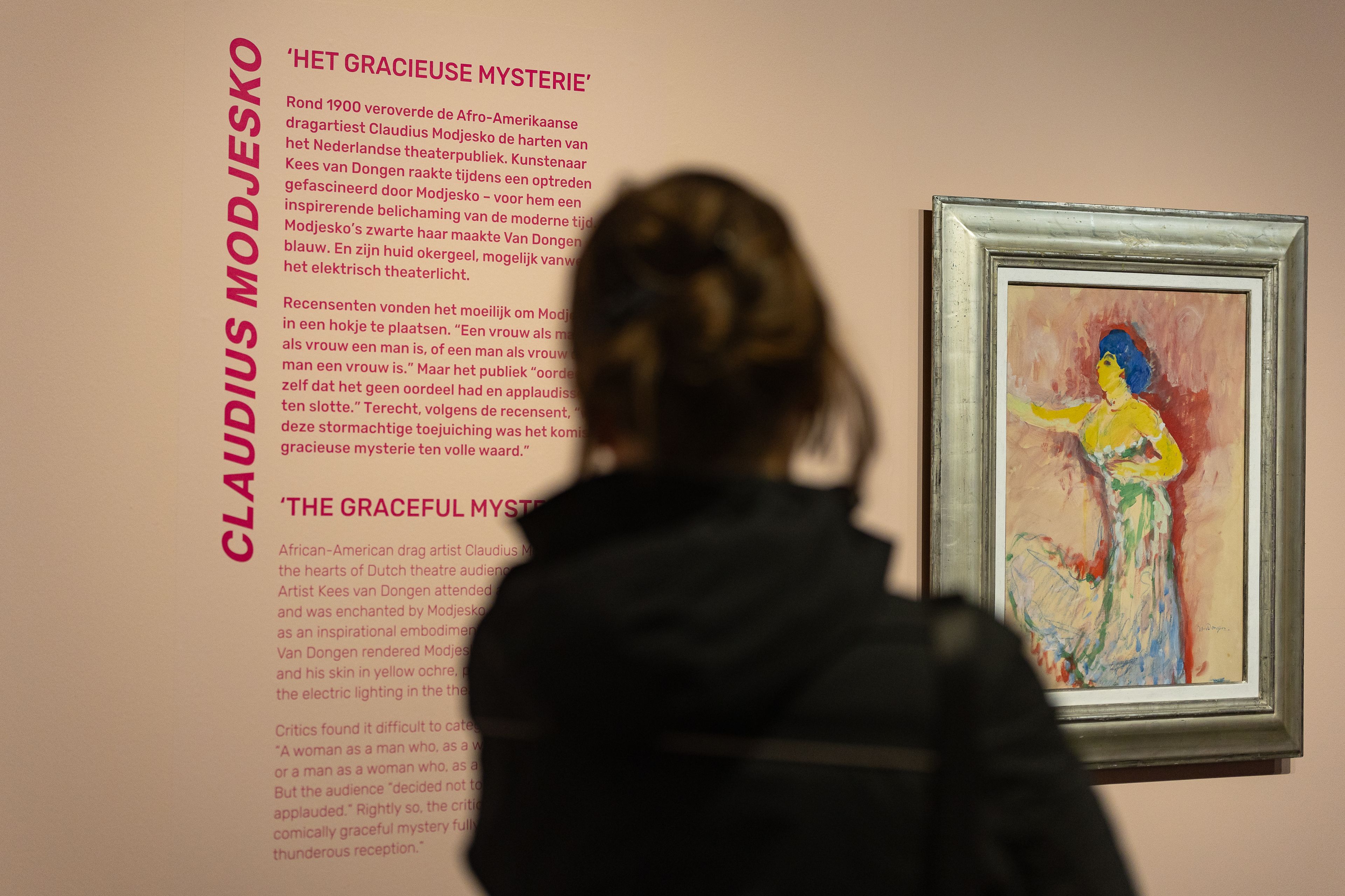 Bezoeker bekijkt het kunstwerk van Kees van Dongen tijdens haar bezoek aan tentoonstelling The Art of Drag in het Frans Hals Museum locatie HAL.