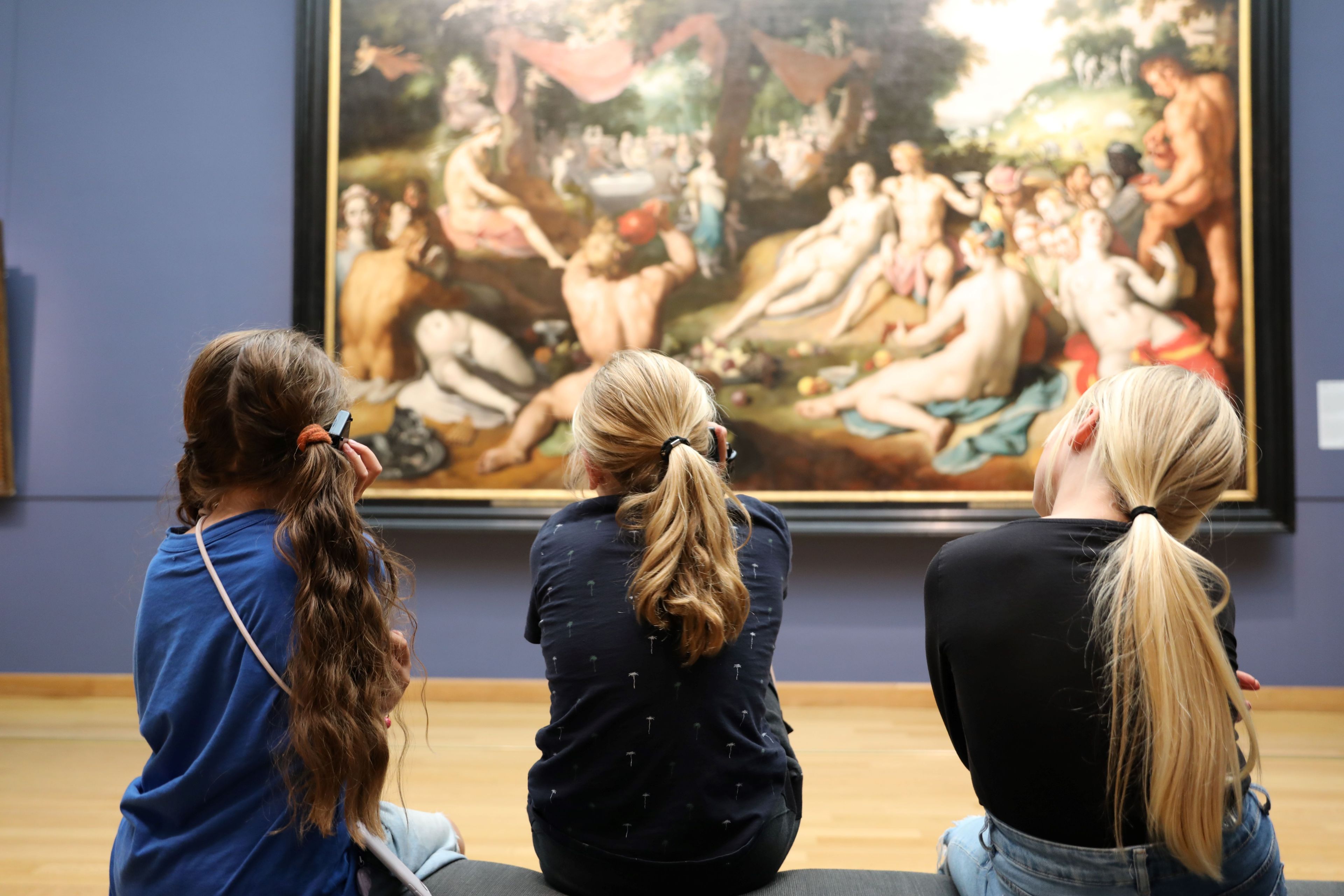 Drie kinderen beluisteren de gratis kinderaudiotour de Dikke Doe- en Luistertour en bekijken de kunst in het Frans Hals Museum.