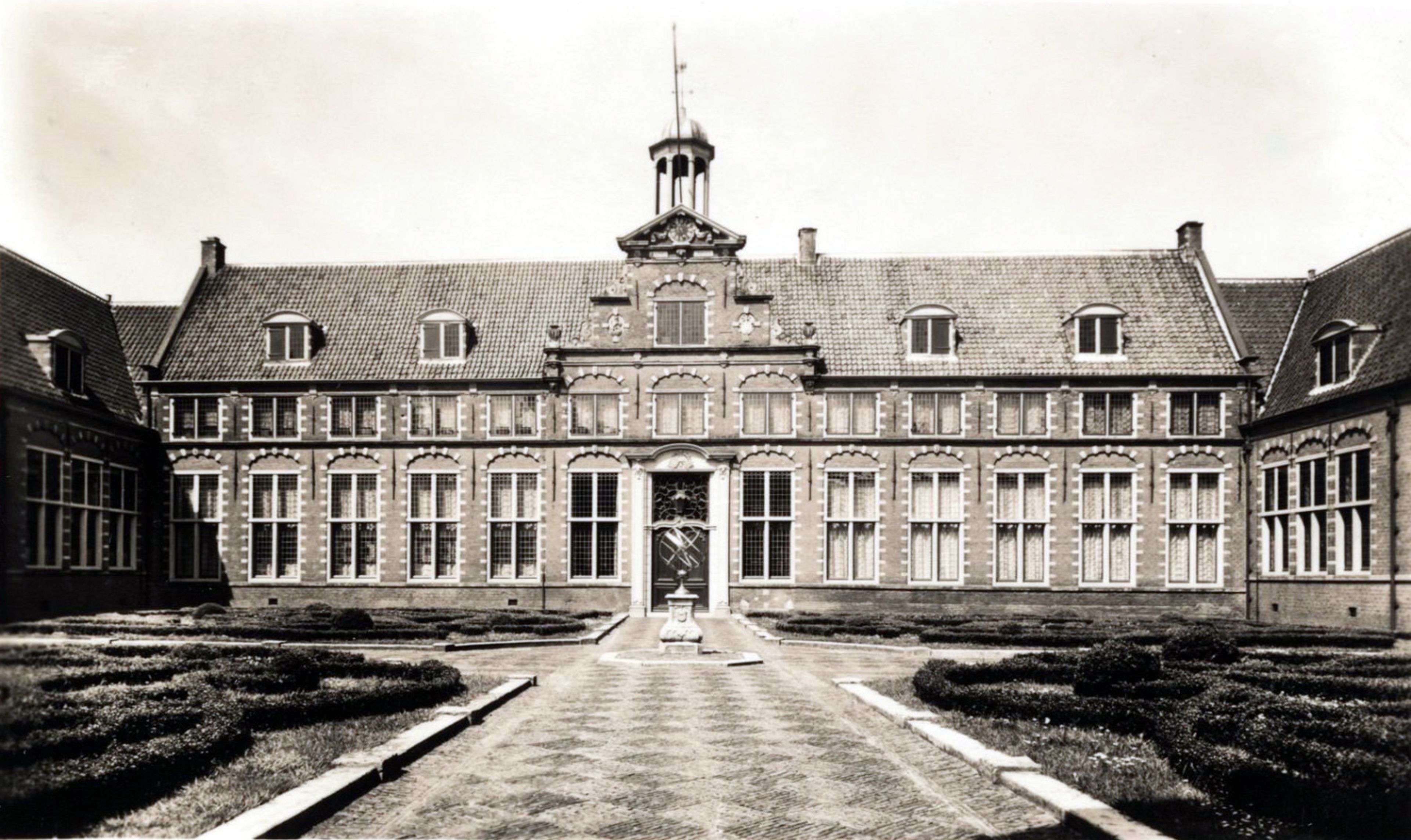 Binnentuin Frans Hals Museum Groot Heiligland in de 20ste eeuw, foto van Noord Hollands Archief.