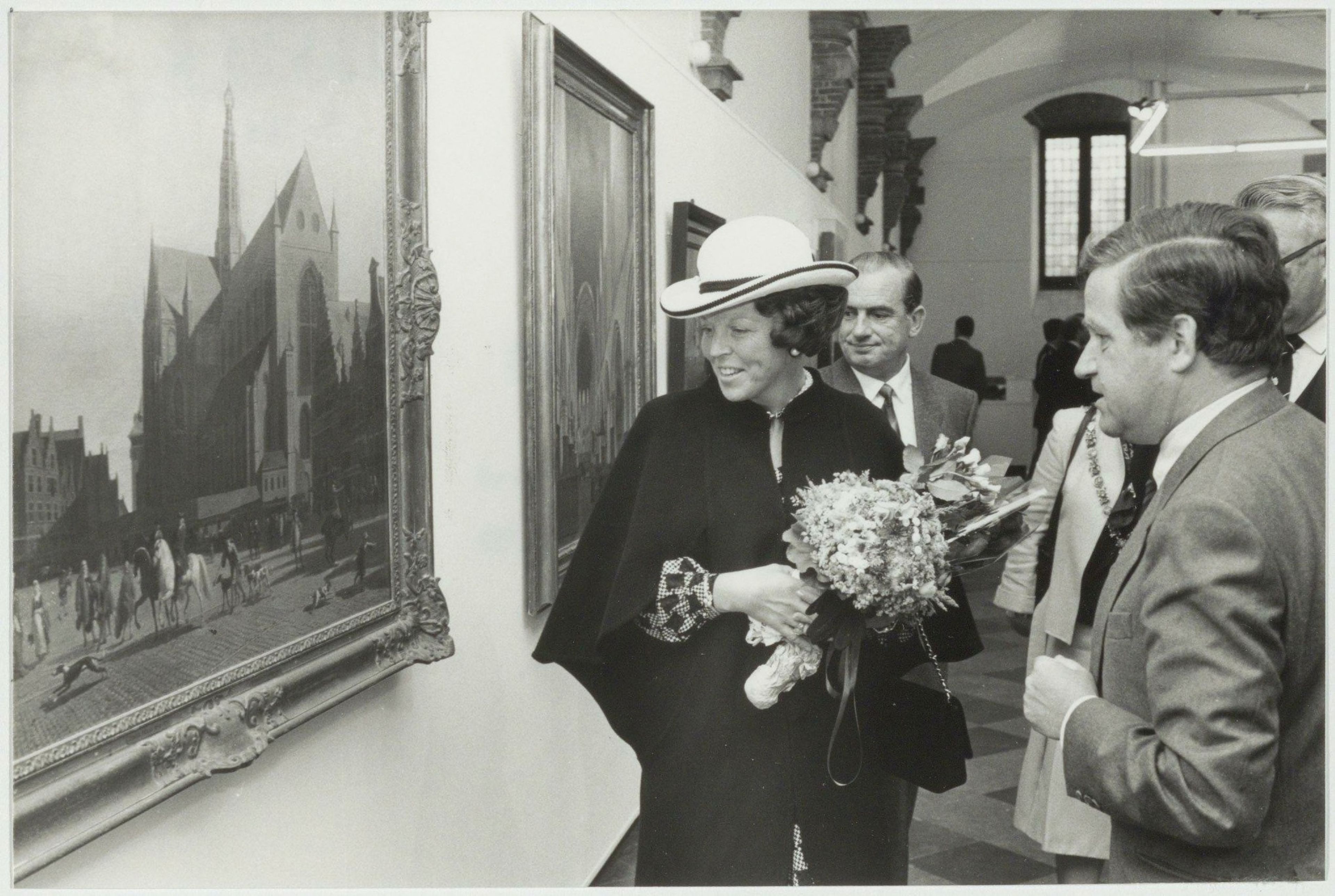 1985-06-27 Dir Snoep leidt Kon Beatrix rond op de tentoonstelling Bavo in beeld NHA