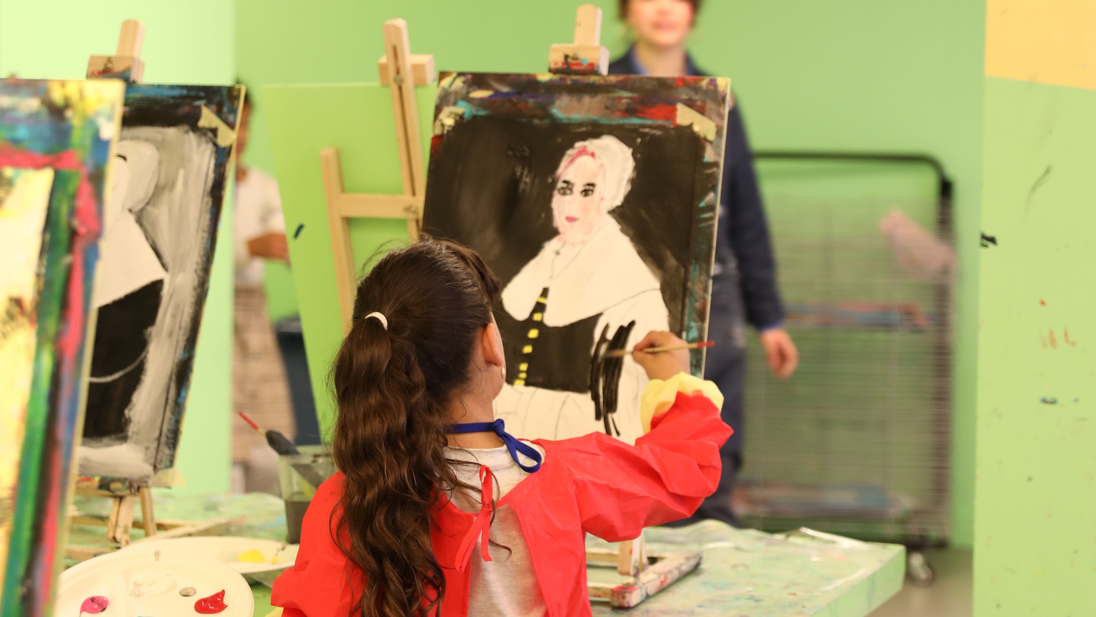 Basisschool leerling schildert tijdens workshop in het Frans Hals Museum.