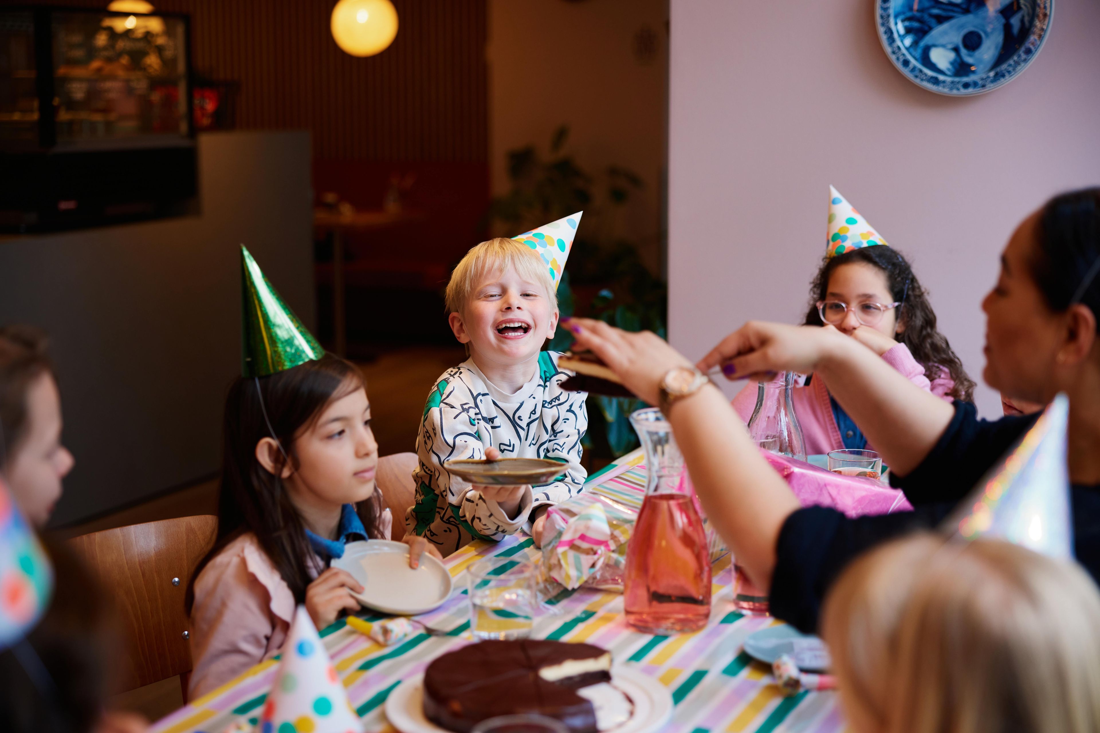 Kinderen vieren een verjaardag in het Frans Hals Museum.