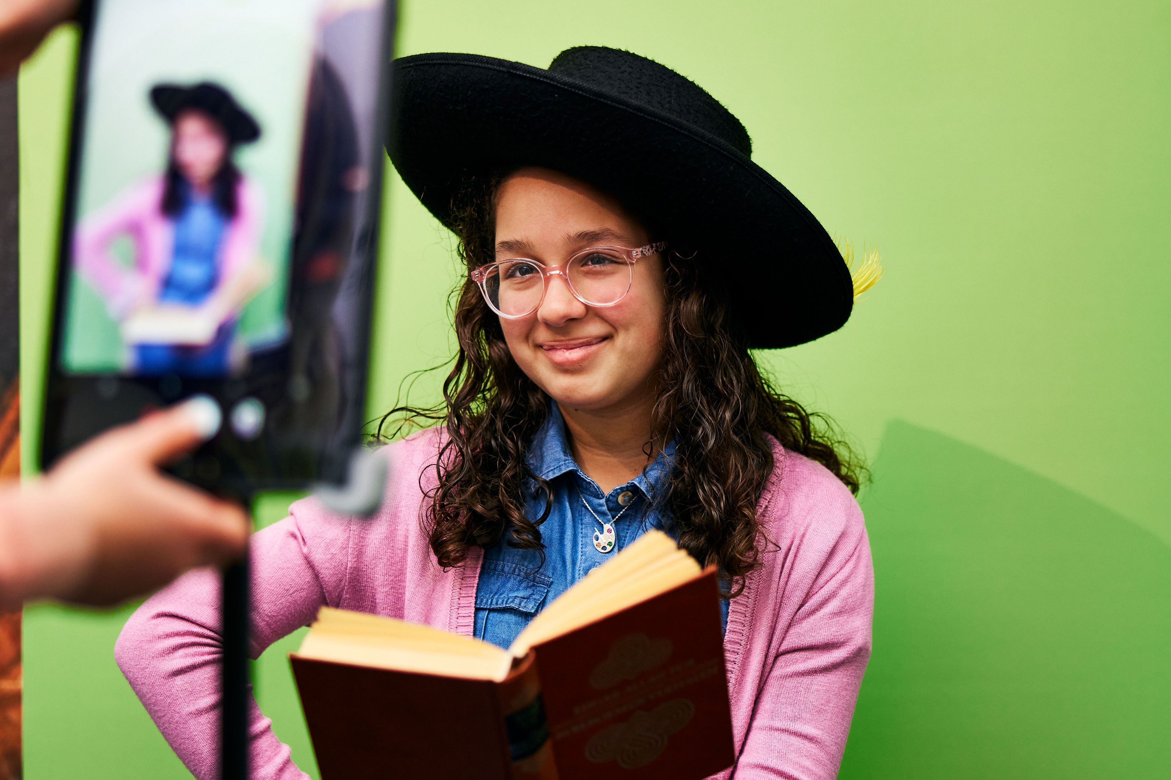 Basisschool leerling verkleed als schutter wordt gefotografeerd tijdens workshop.