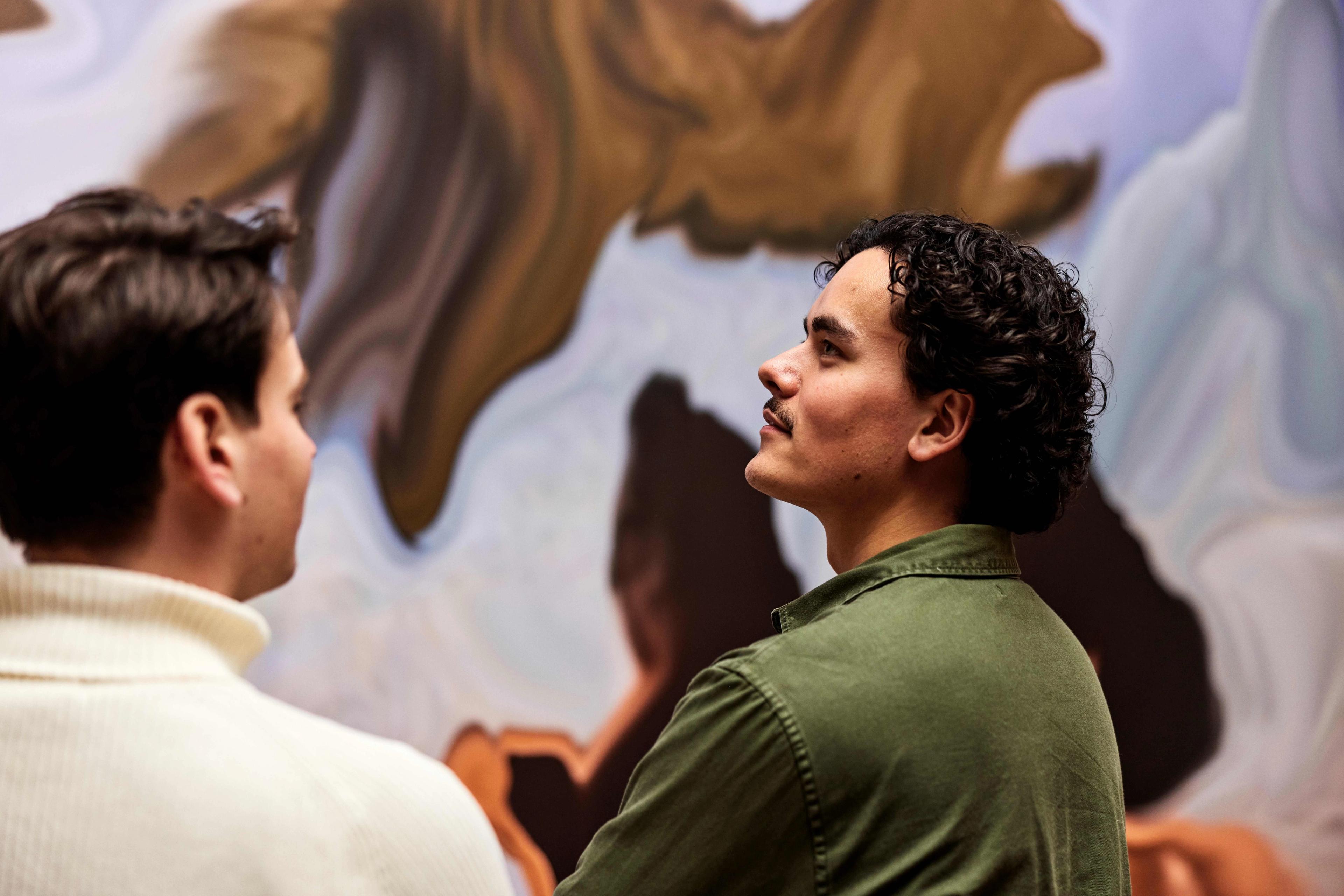 Bezoekers bekijken het kunstwerk van Constant Dullaart.