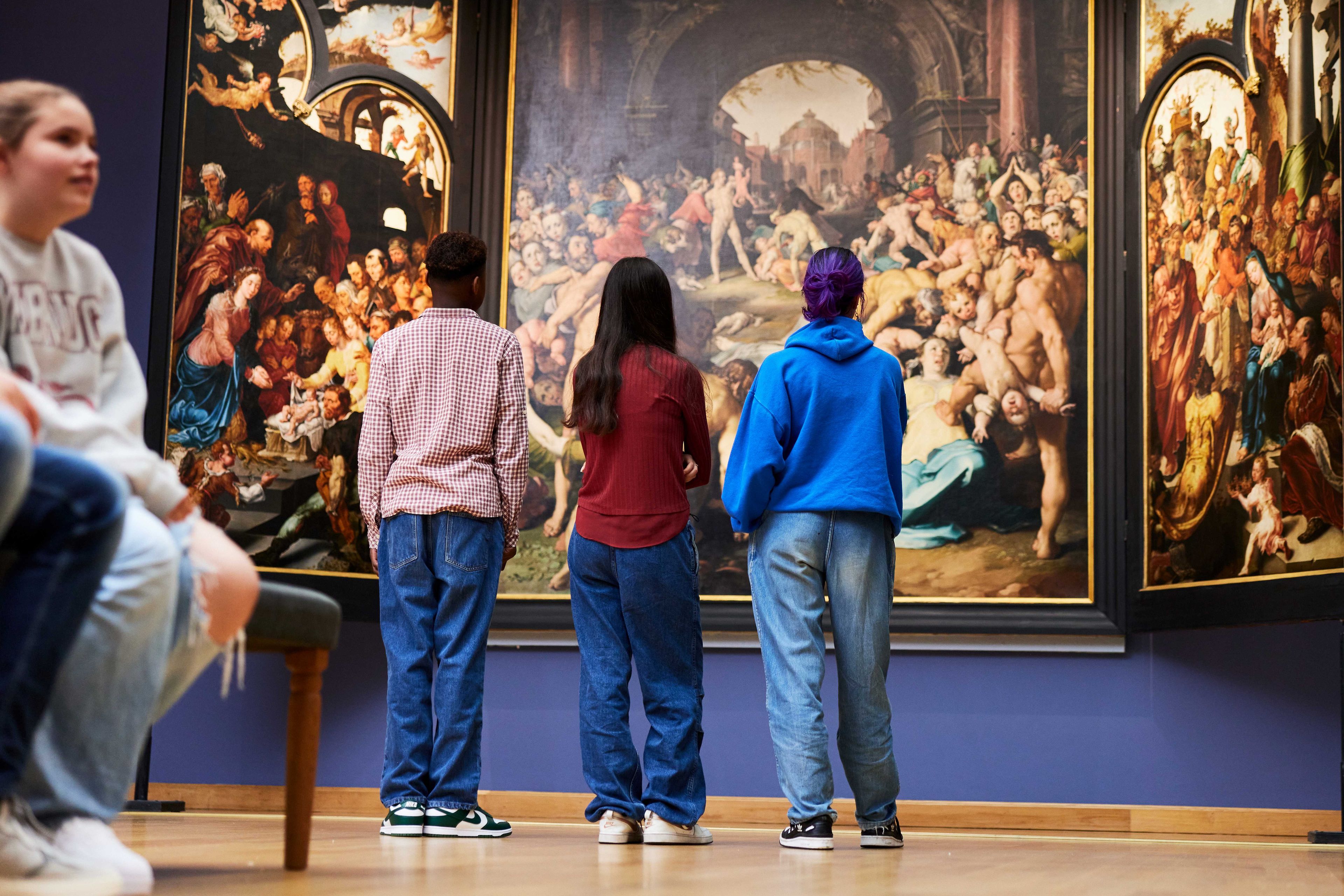 Middelbare scholieren doen de Topstukkentour in het Frans Hals Museum.