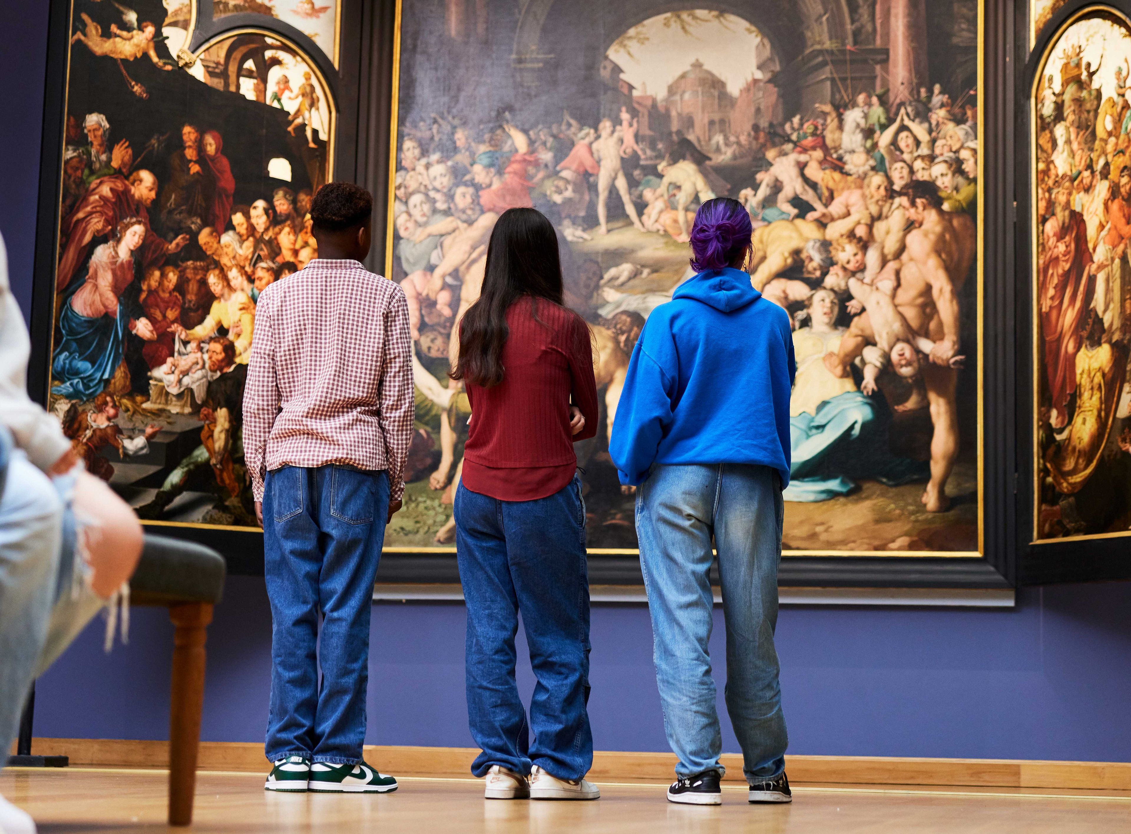 Middelbare scholieren doen de Topstukkentour in het Frans Hals Museum.