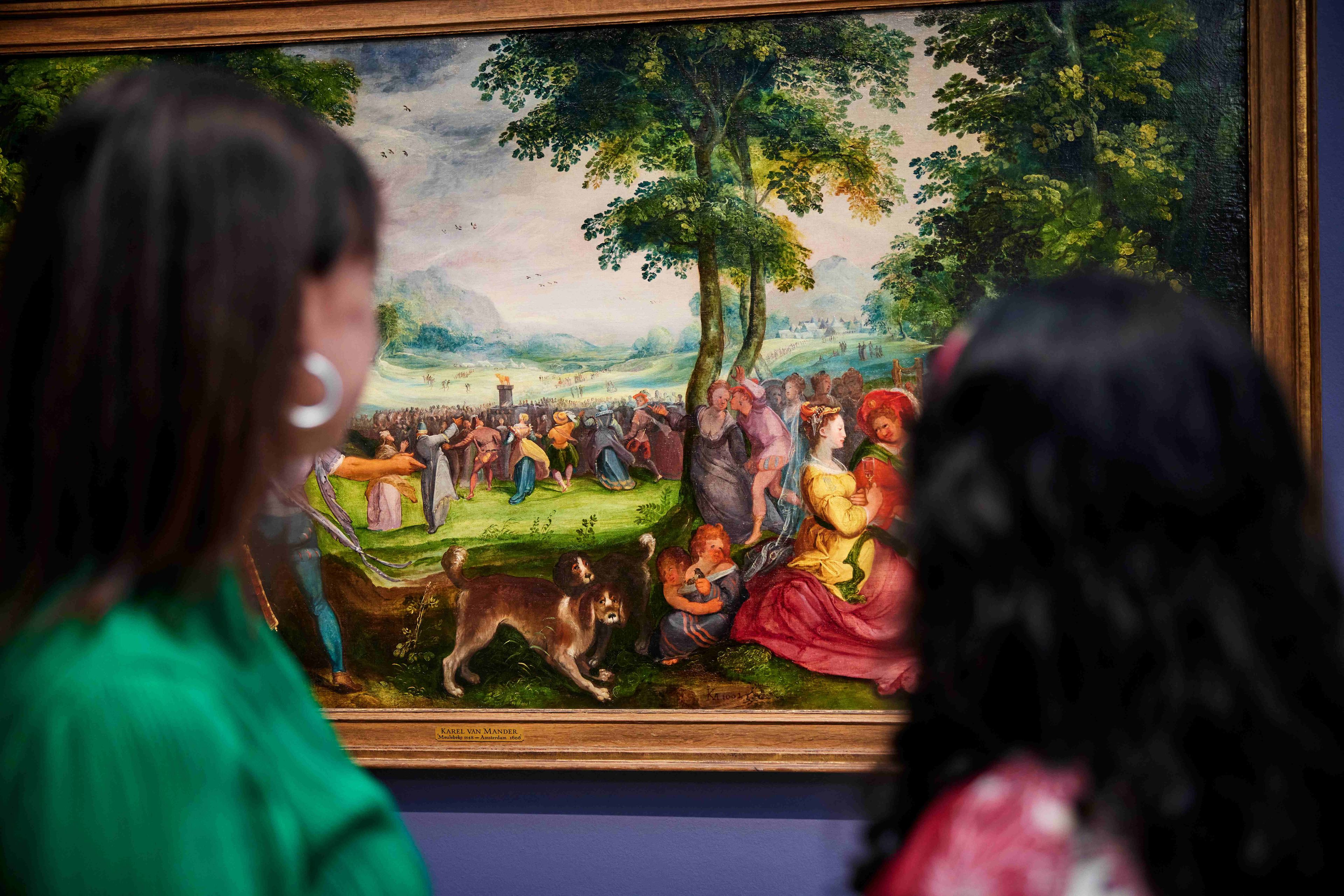 Twee vrouwelijke bezoekers kijken naar een schilderij in het Frans Hals Museum.