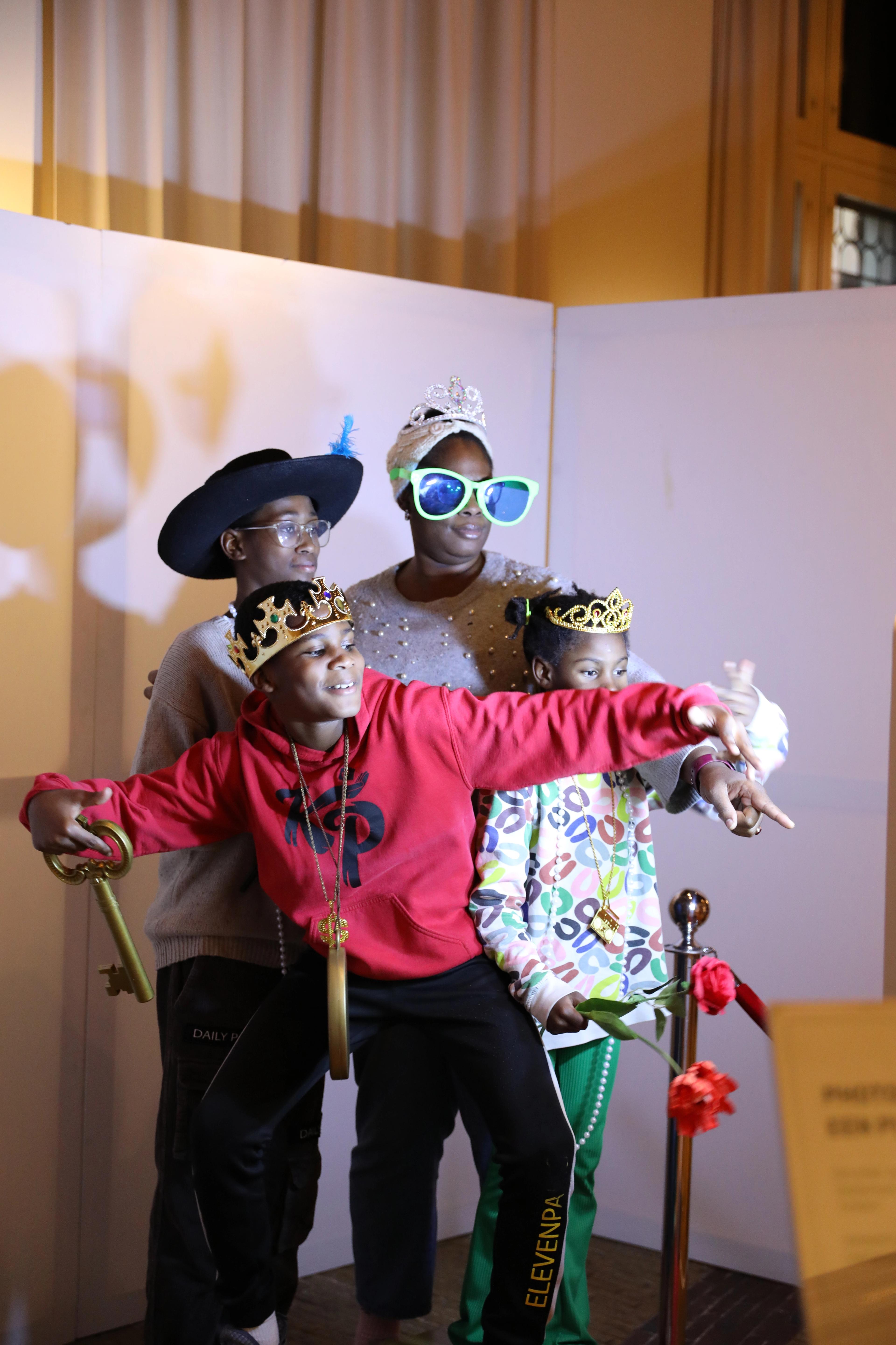Gezin tijdens Museumnacht Kids bij photobooth