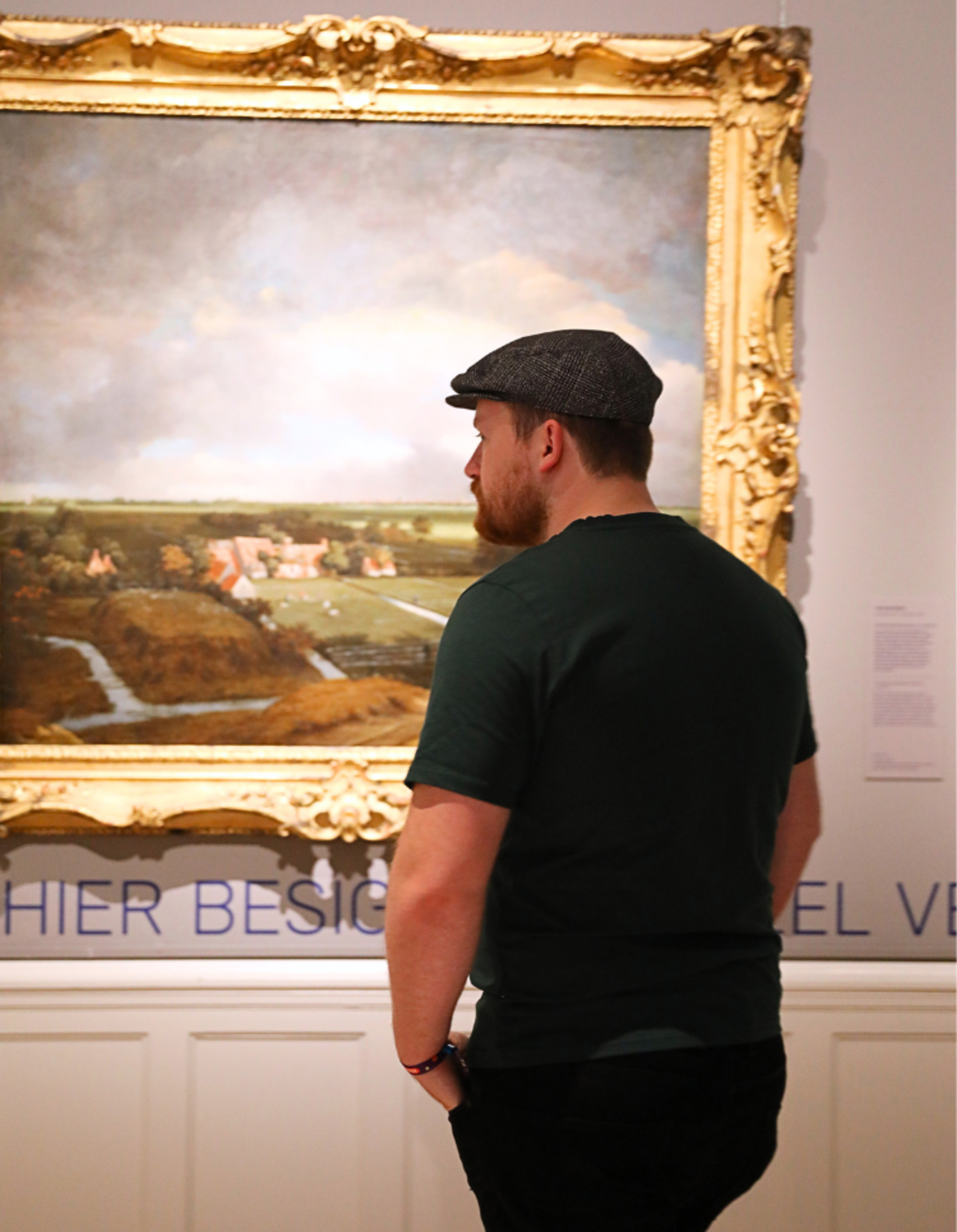 Bezoeker in Blik op Haarlem tentoonstelling