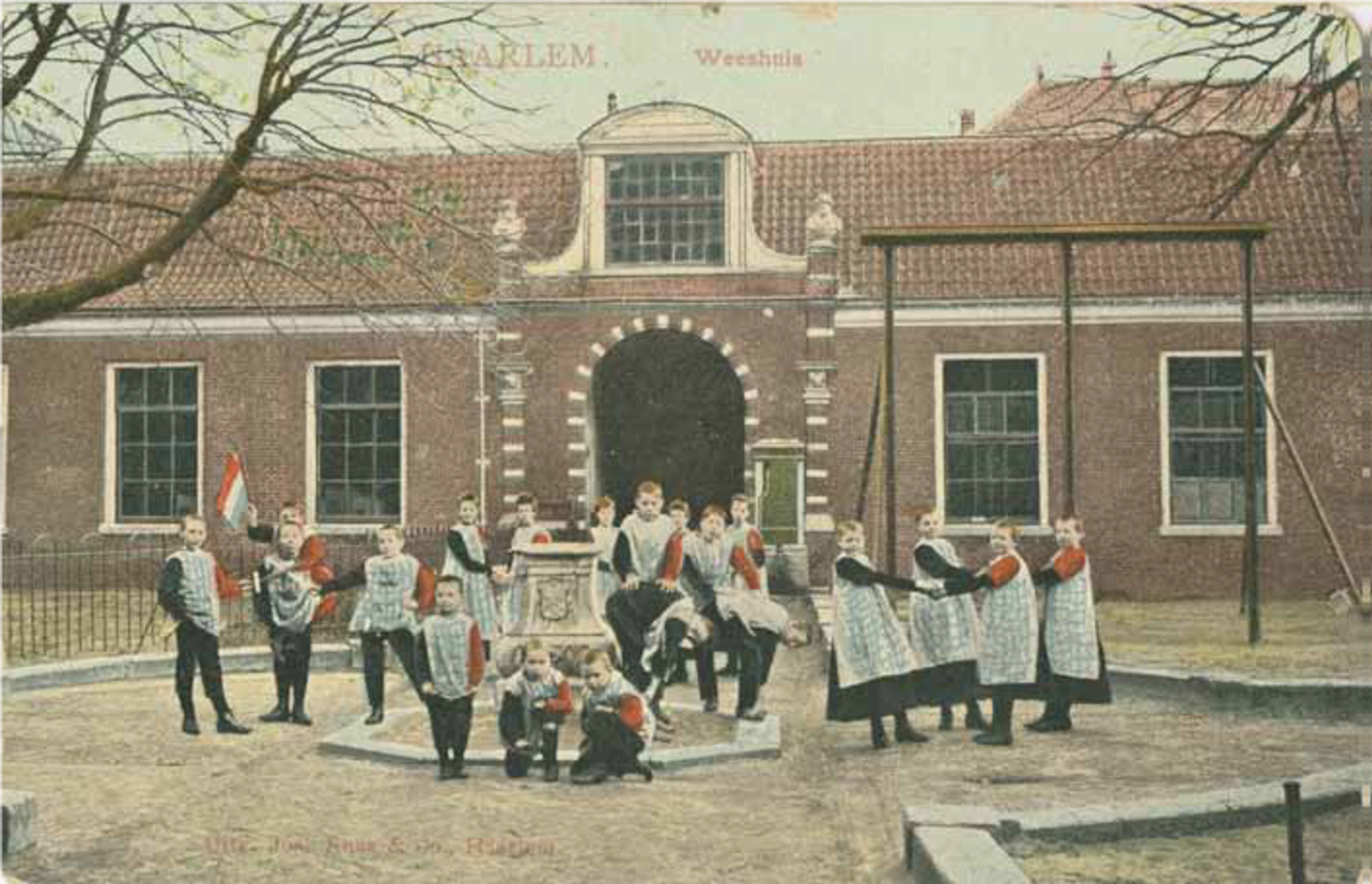Binnentuin Frans Hals Museum Groot Heiligland in de 20ste eeuw, foto van Noord Hollands Archief.