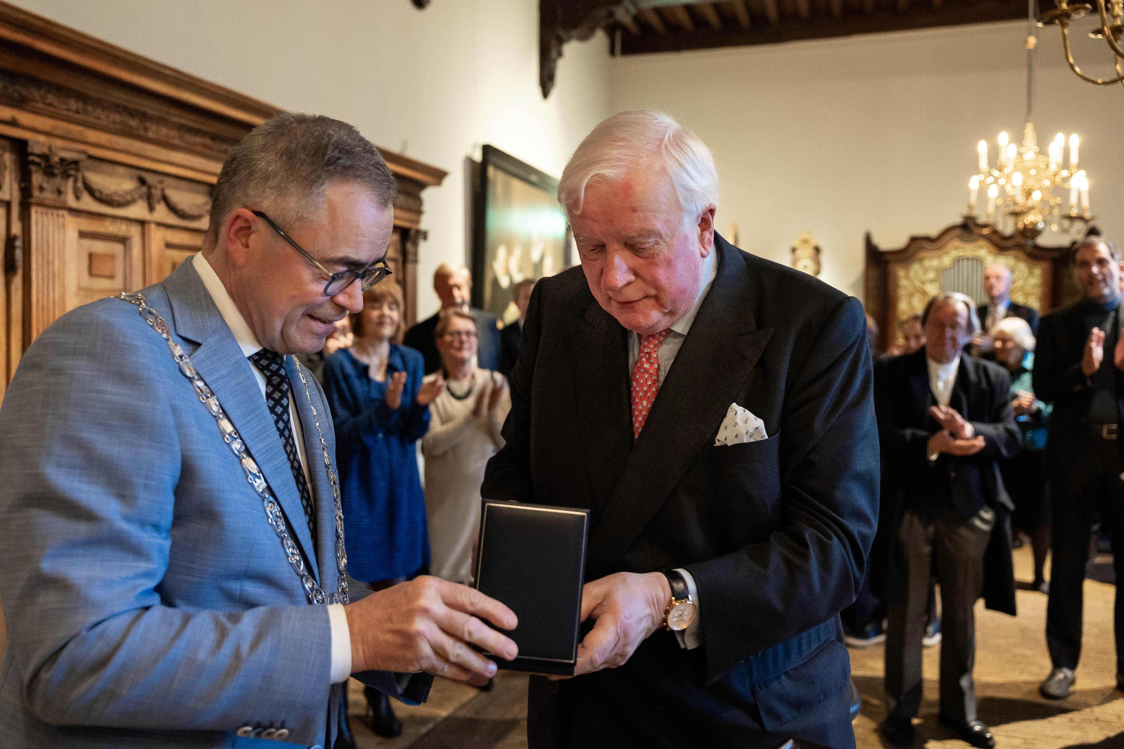 Penning van Verdienste medal of the City of Haarlem presented to Frans Corpeleijn by Mayor Jos Wienen at Frans Hals Museum.
