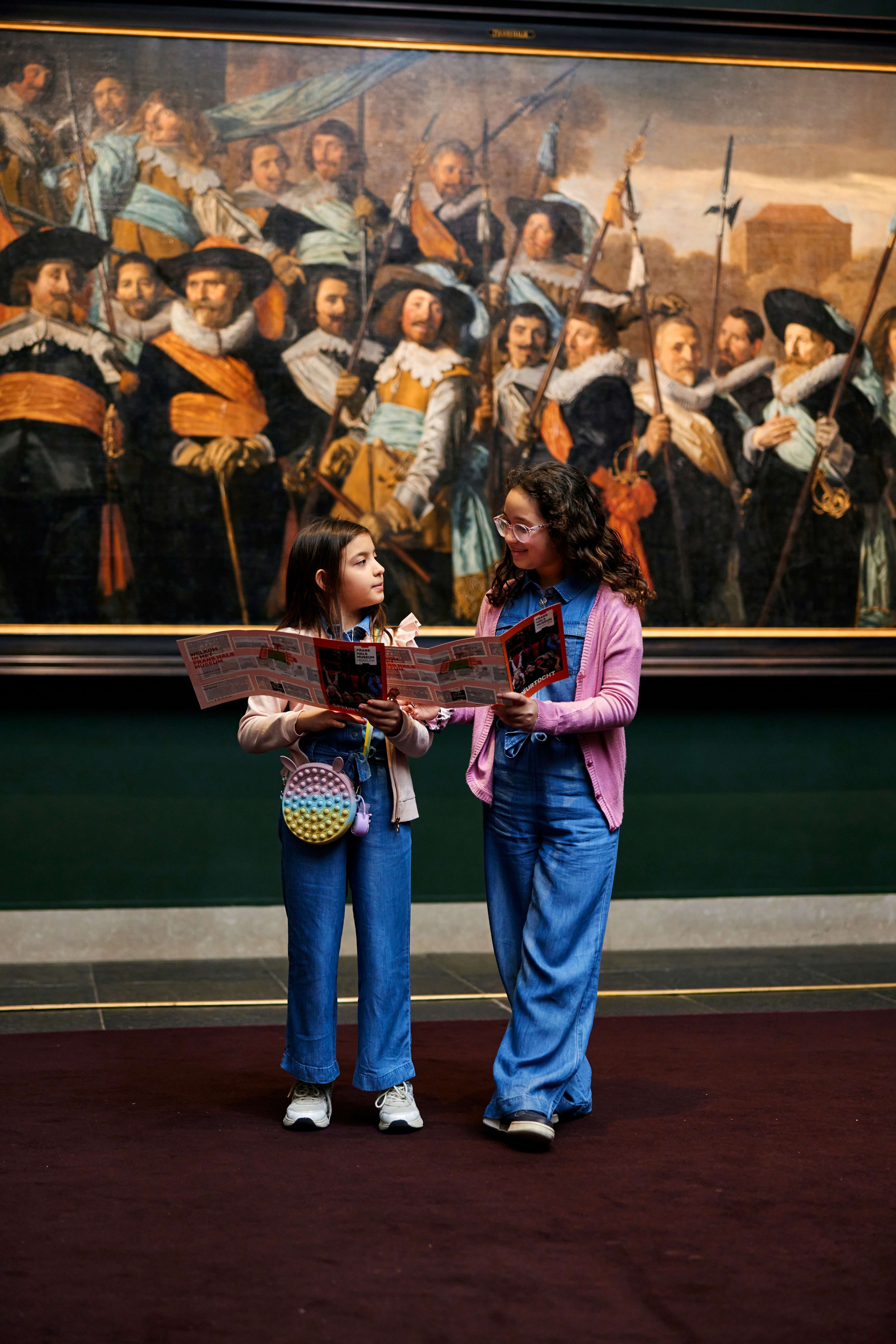 Twee kinderen doen samen de speurtocht in het Frans Hals Museum.