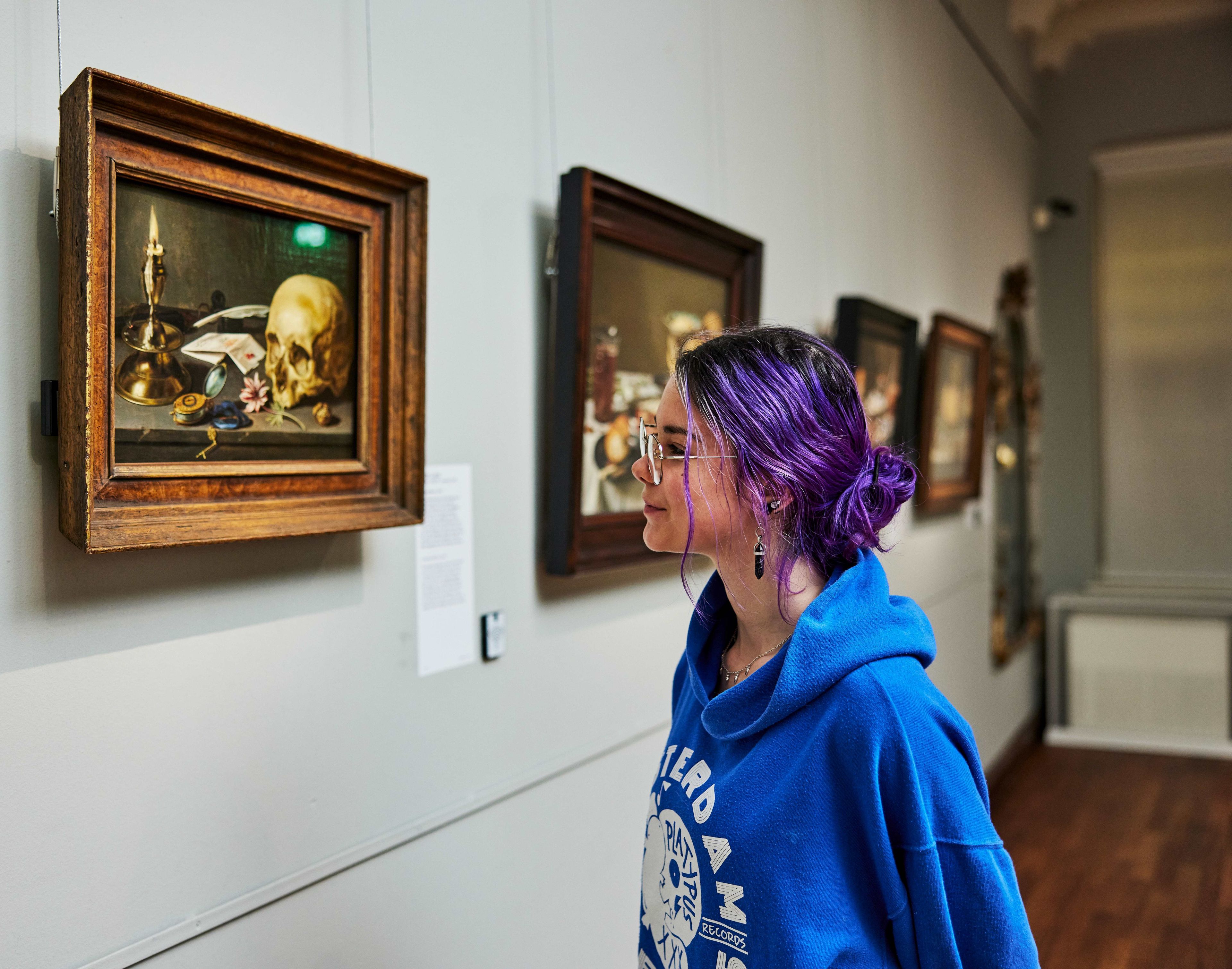 Onderwijs in Frans Hals Museum, leerling kijkt naar stilleven