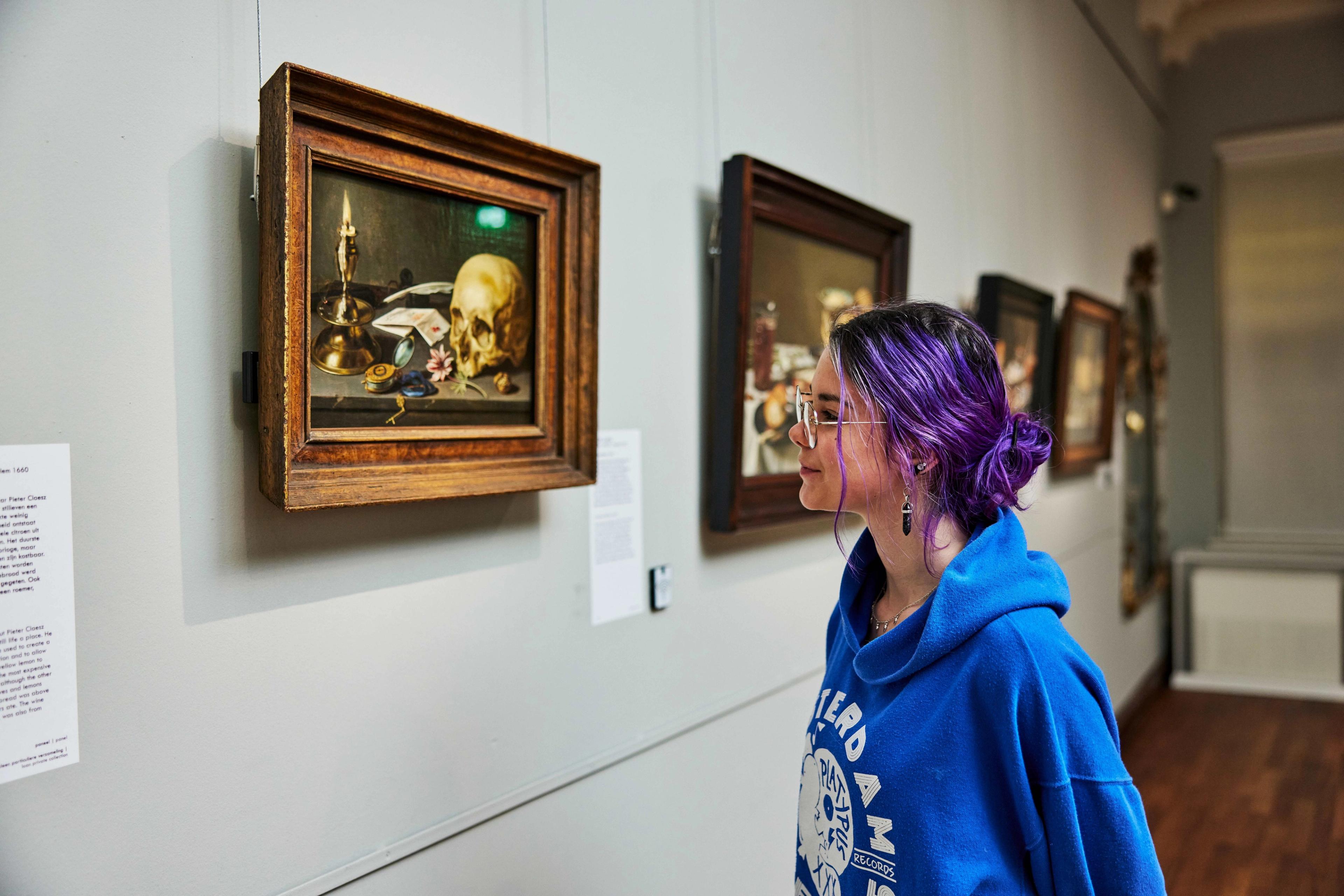 Onderwijs in Frans Hals Museum, leerling kijkt naar stilleven