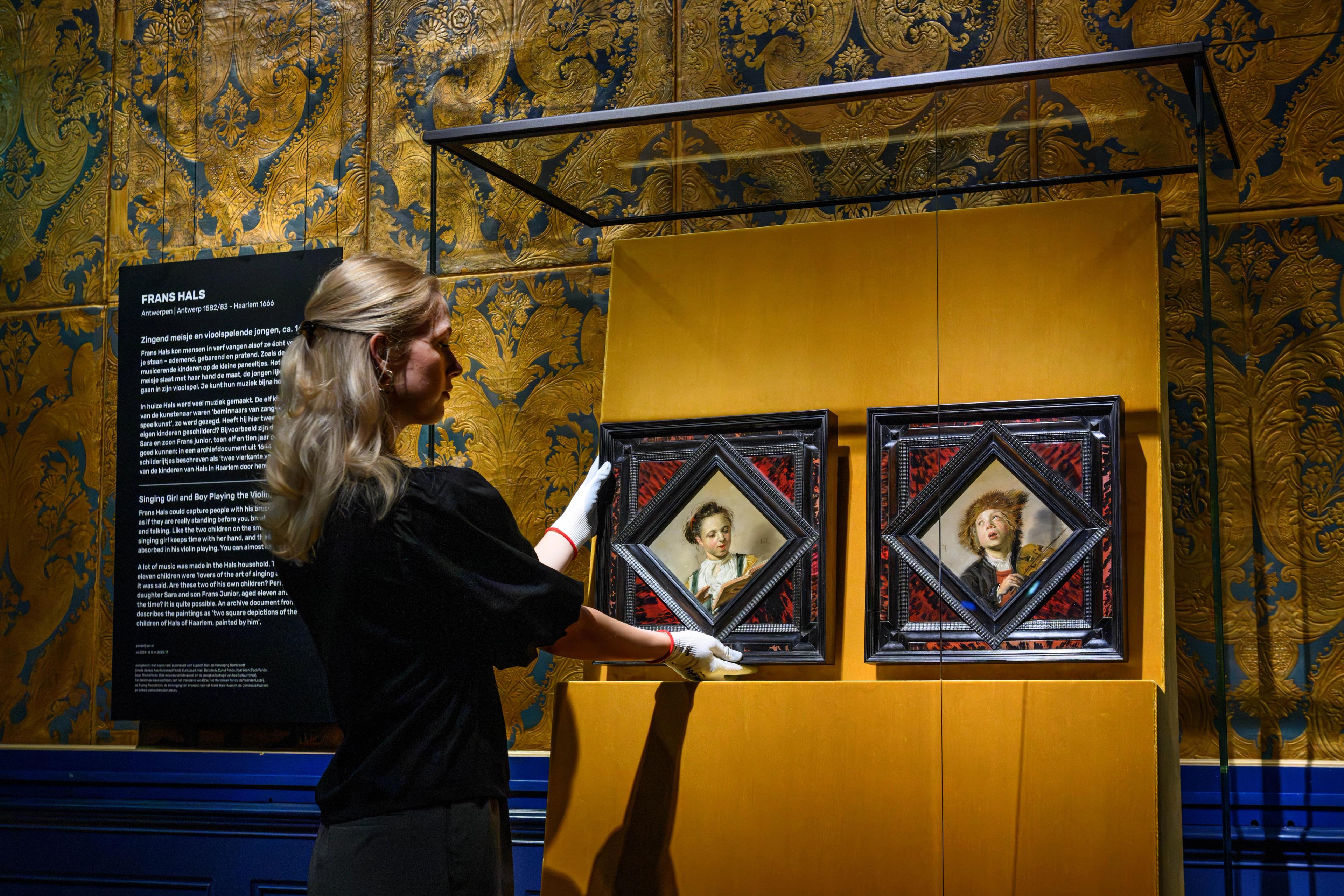 Installatie Zingend meisje en Vioolspelende jongen van Frans Hals, ca. 1628, Frans Hals Museum en Mauritshuis, foto: Minke Bink
